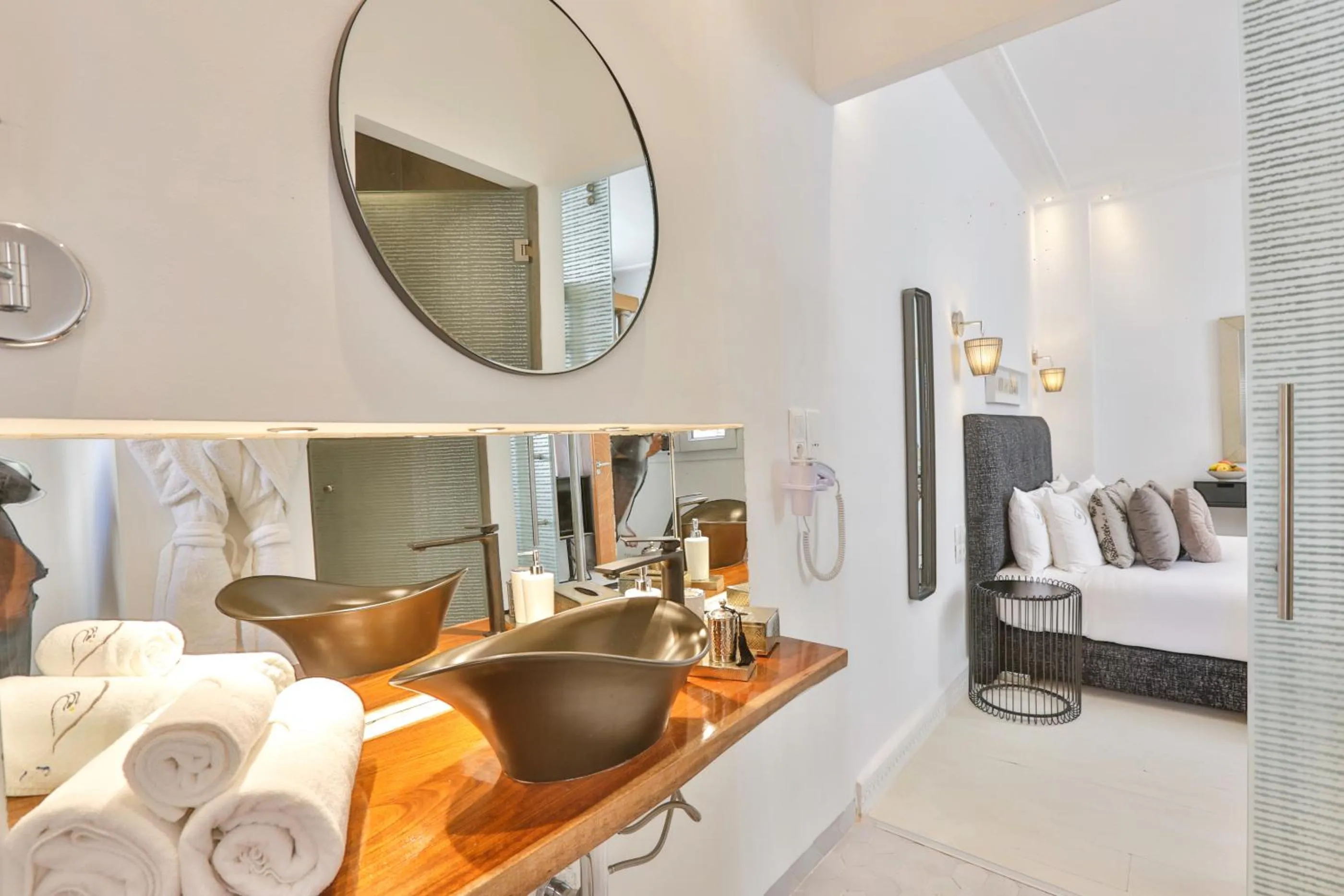 Bathroom, Bed in Suite Azur Hotel