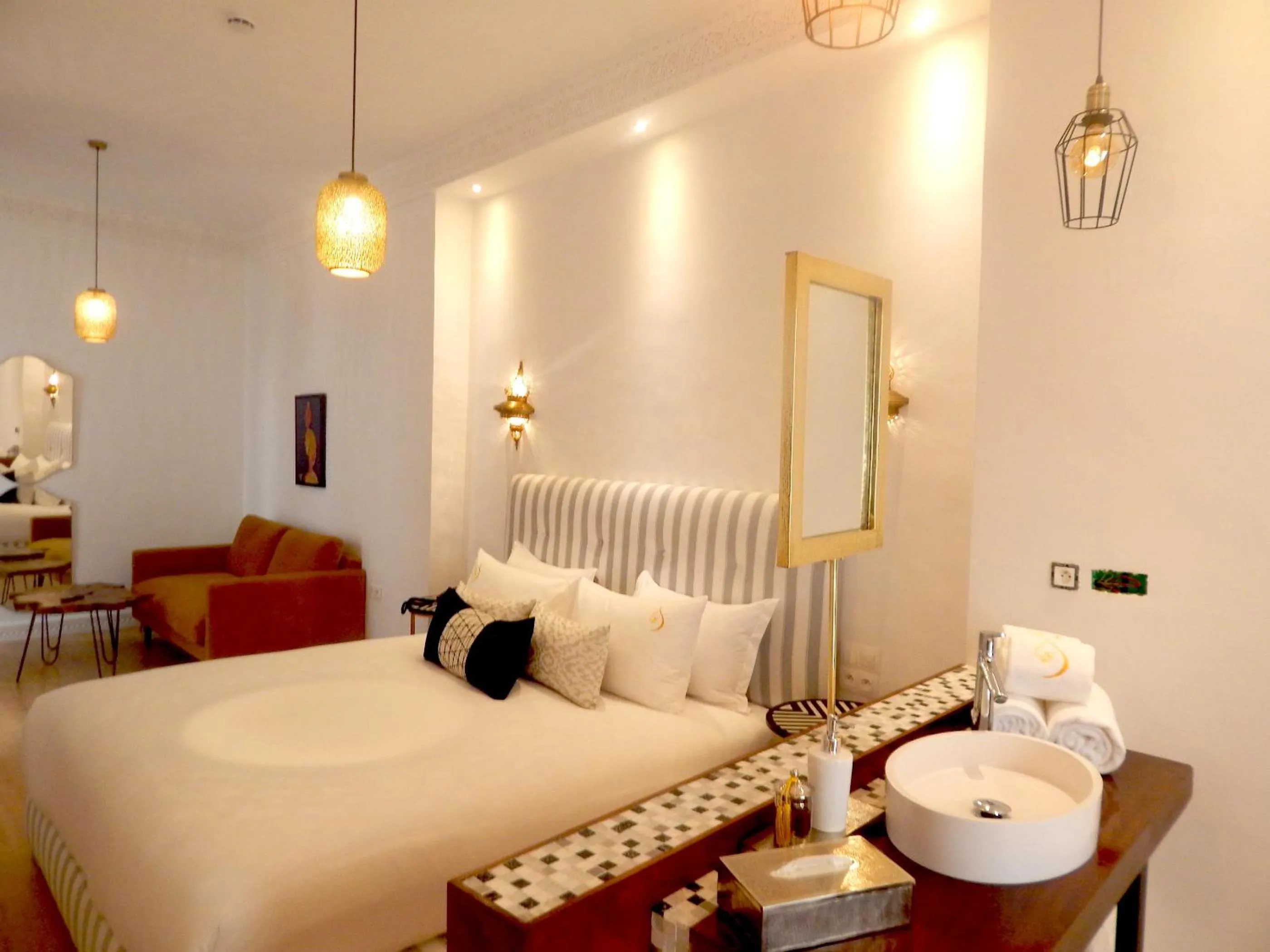 Photo of the whole room, Bed in Suite Azur Hotel