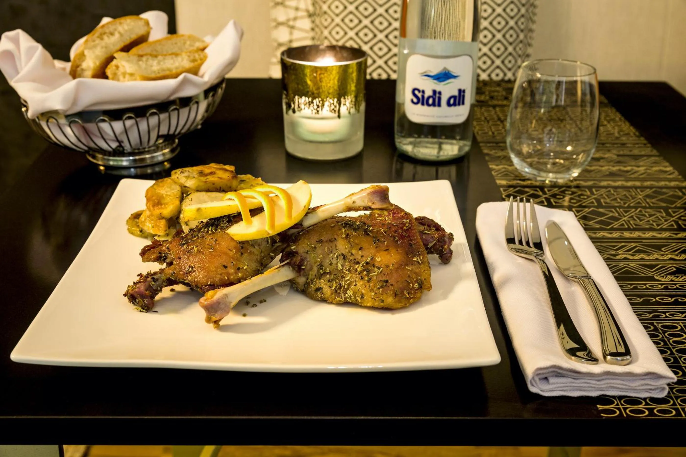 Restaurant/places to eat in Suite Azur Hotel