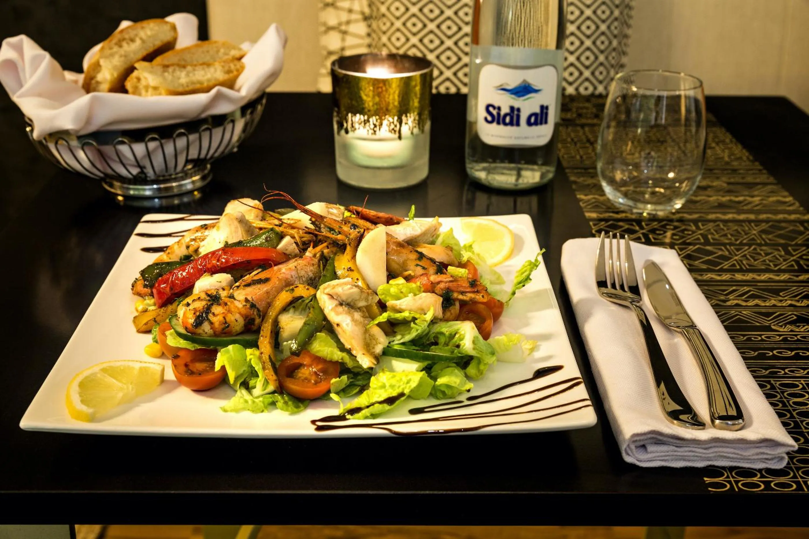 Restaurant/places to eat in Suite Azur Hotel