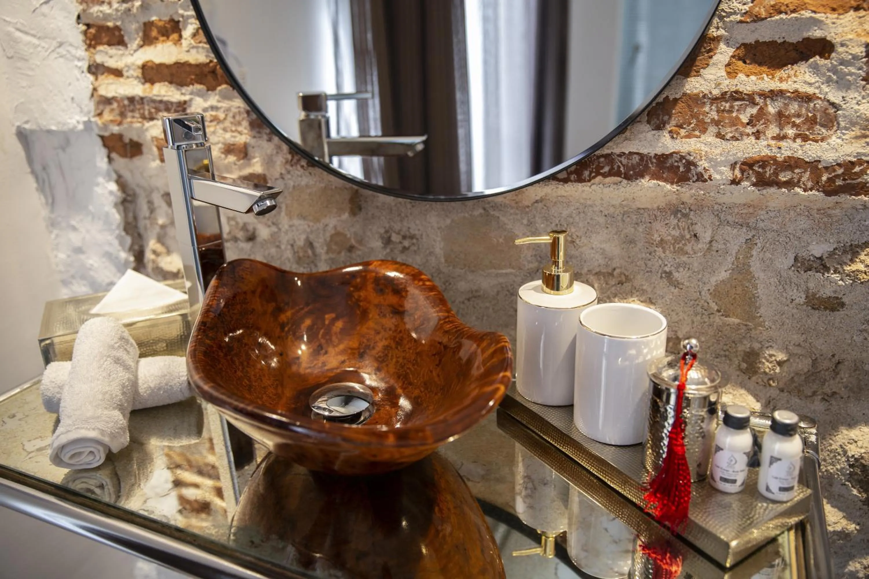 Decorative detail in Suite Azur Hotel