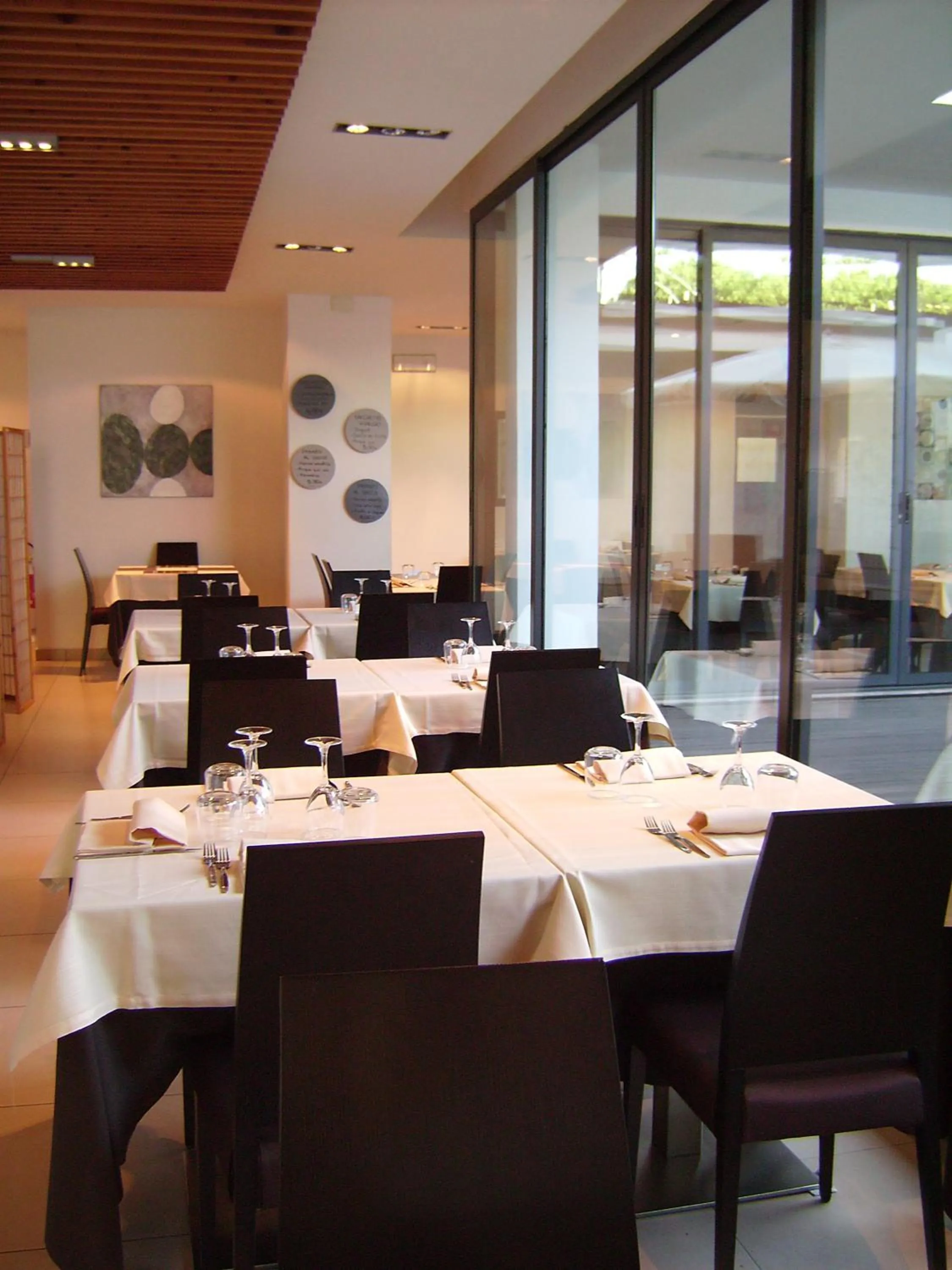 Restaurant/places to eat in Garden Hotel