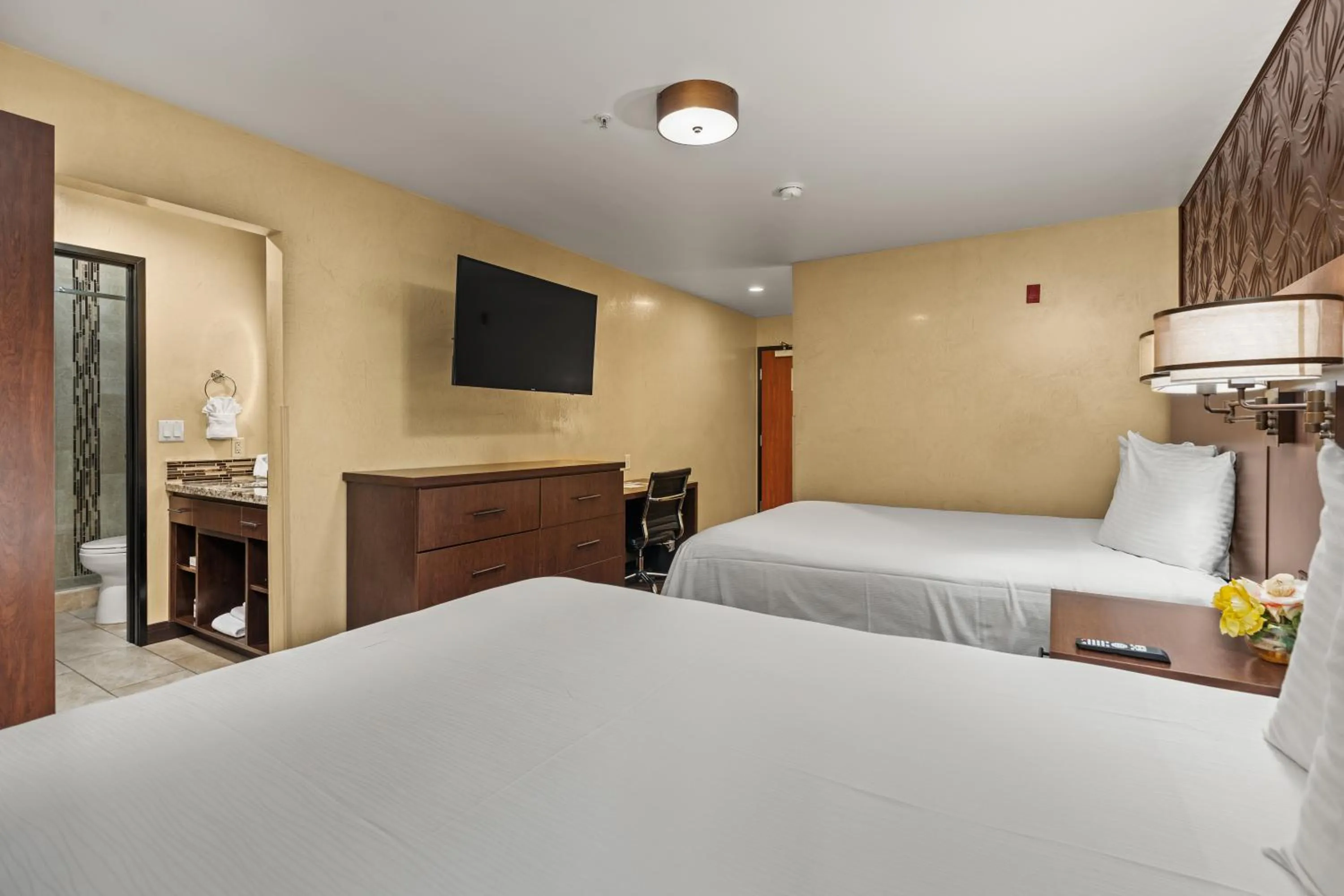 Bedroom, Bed in Ellis Island Hotel Casino & Brewery