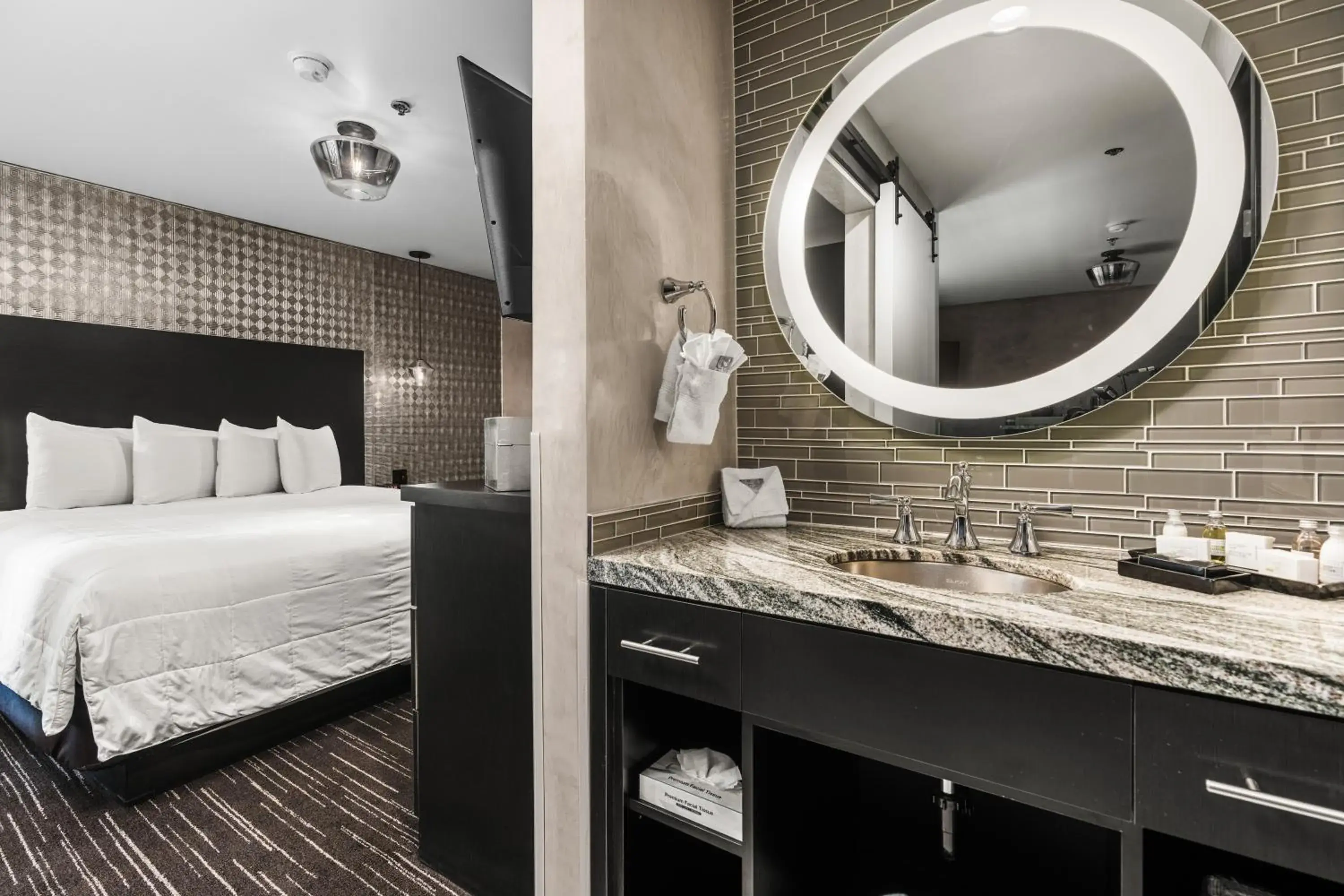 King Suite - Non-Smoking in Ellis Island Hotel Casino & Brewery King Suite - Non-Smoking in Ellis Island Hotel Casino & Brewery