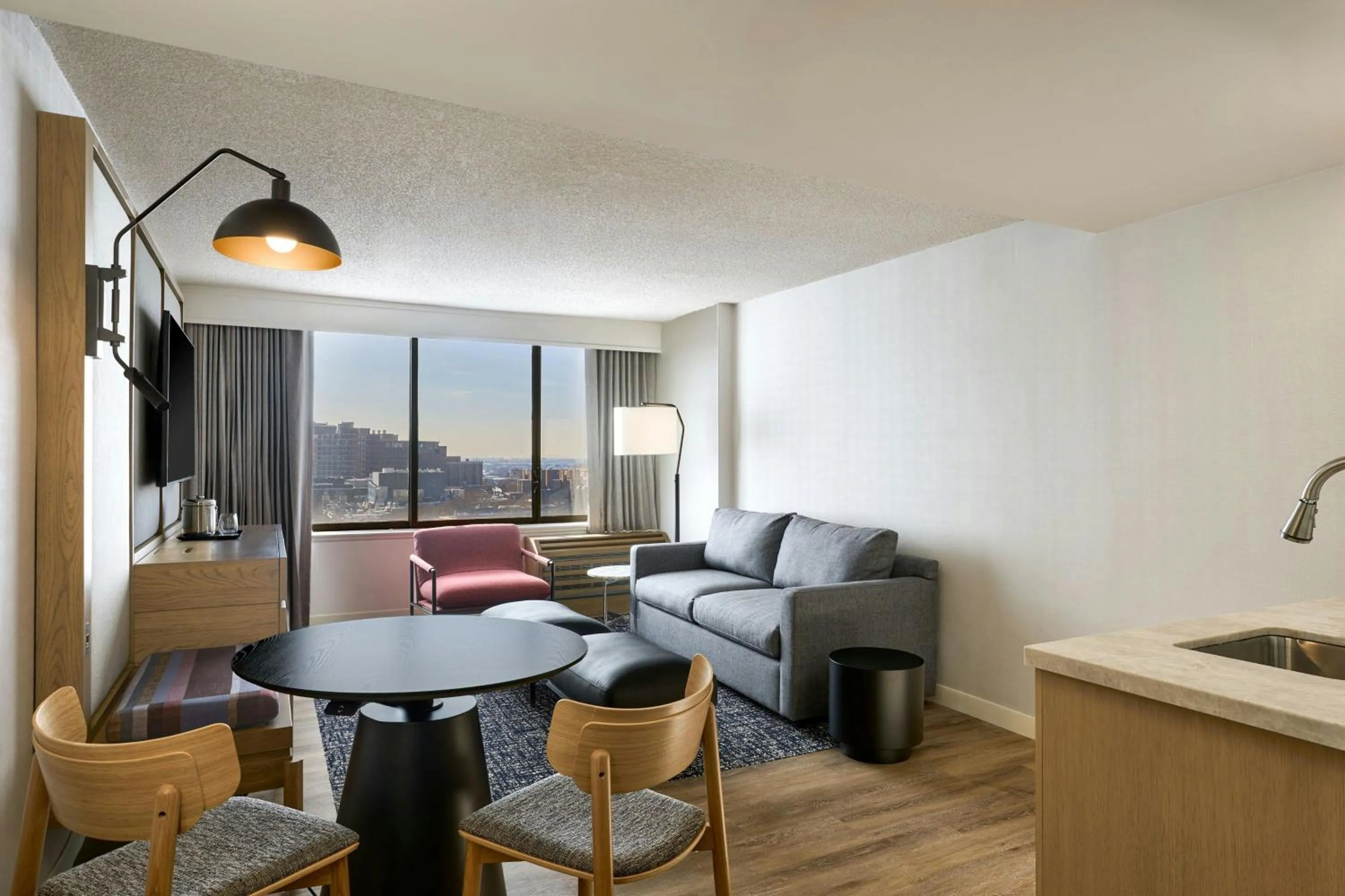 Living room in Sheraton Philadelphia University City Hotel