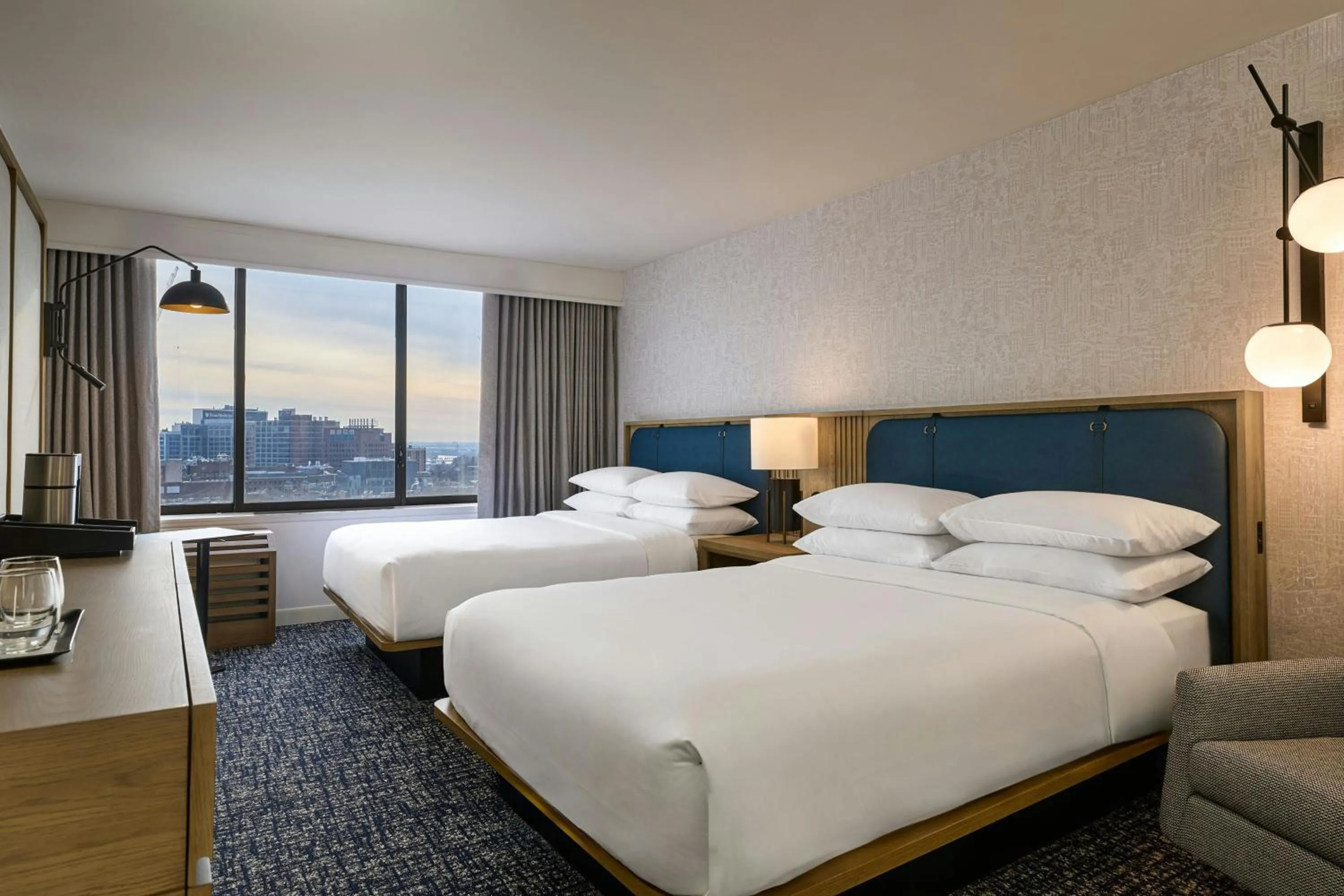 Photo of the whole room, Bed in Sheraton Philadelphia University City Hotel