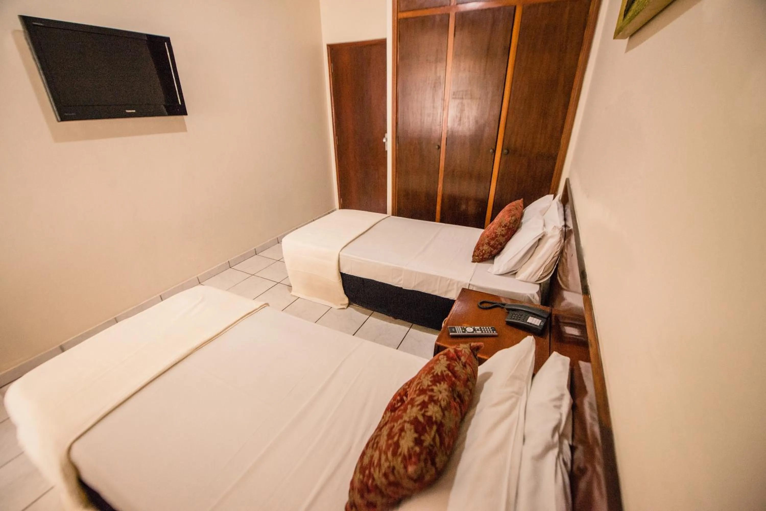 Photo of the whole room, Bed in HAVANA ECONOMY