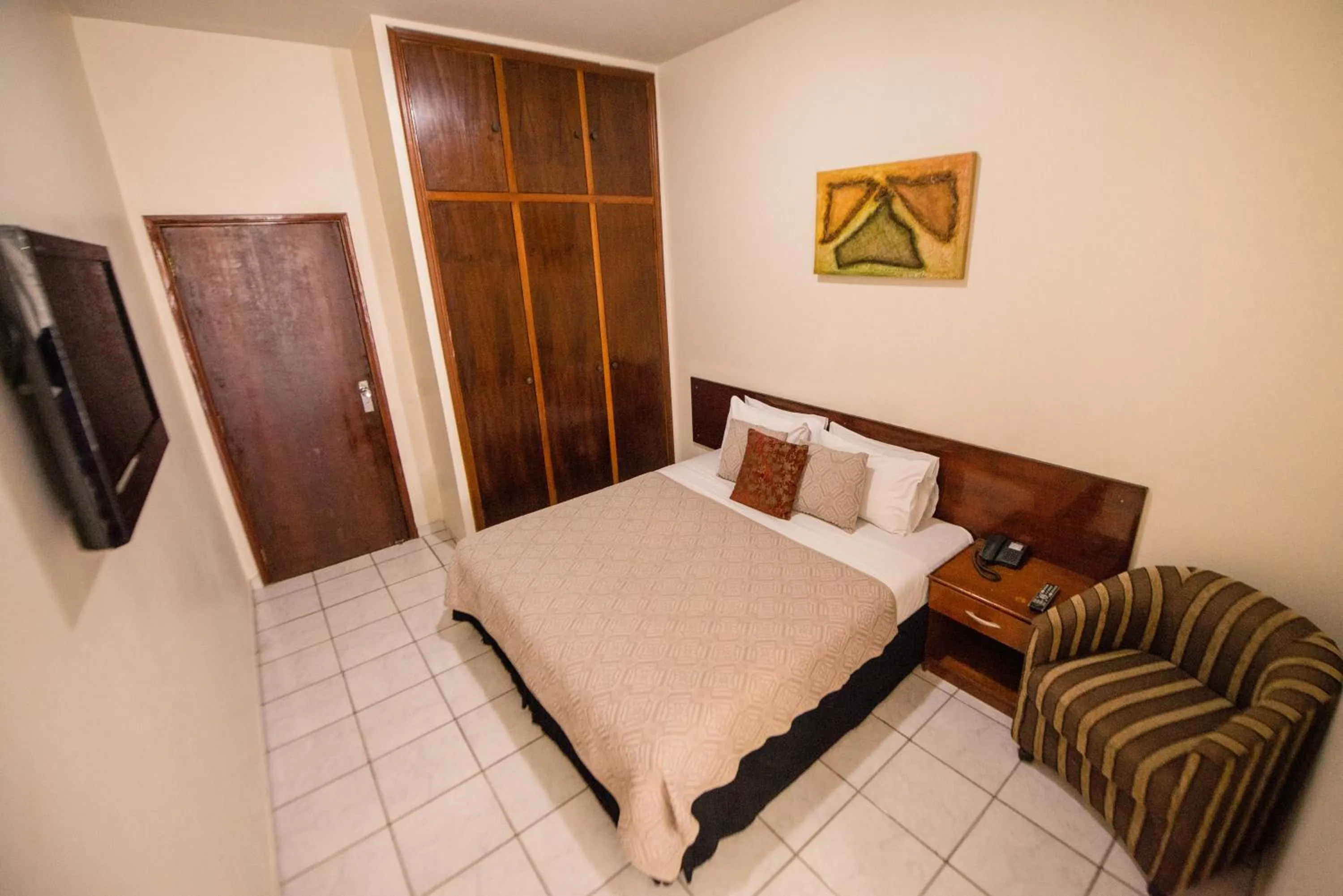 Photo of the whole room, Bed in HAVANA ECONOMY