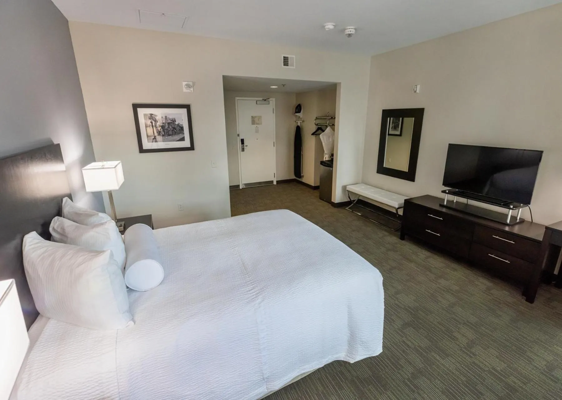 Bed in Kellogg Conference Hotel Capitol Hill at Gallaudet University