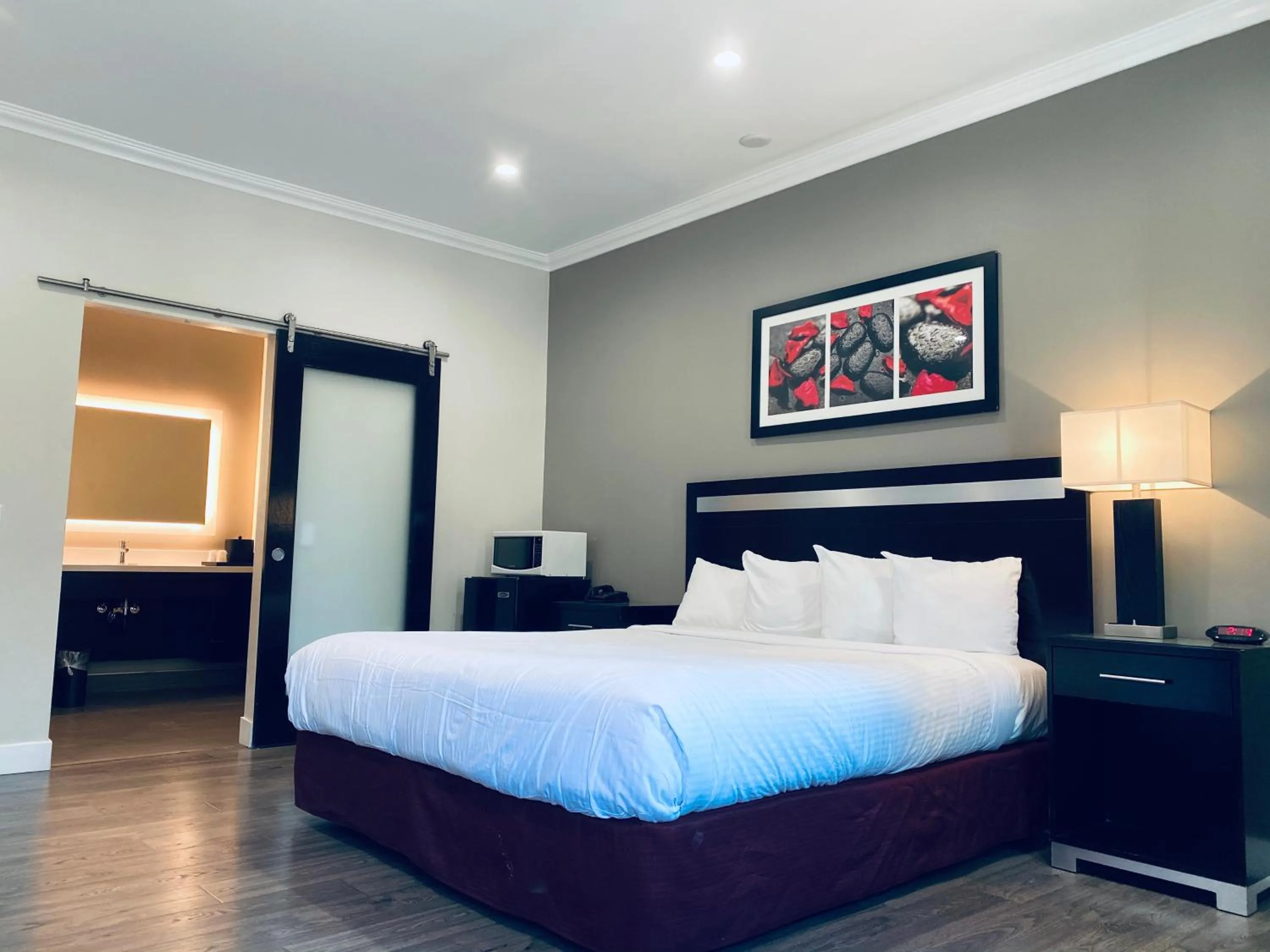 Bedroom, Bed in Granada Inn