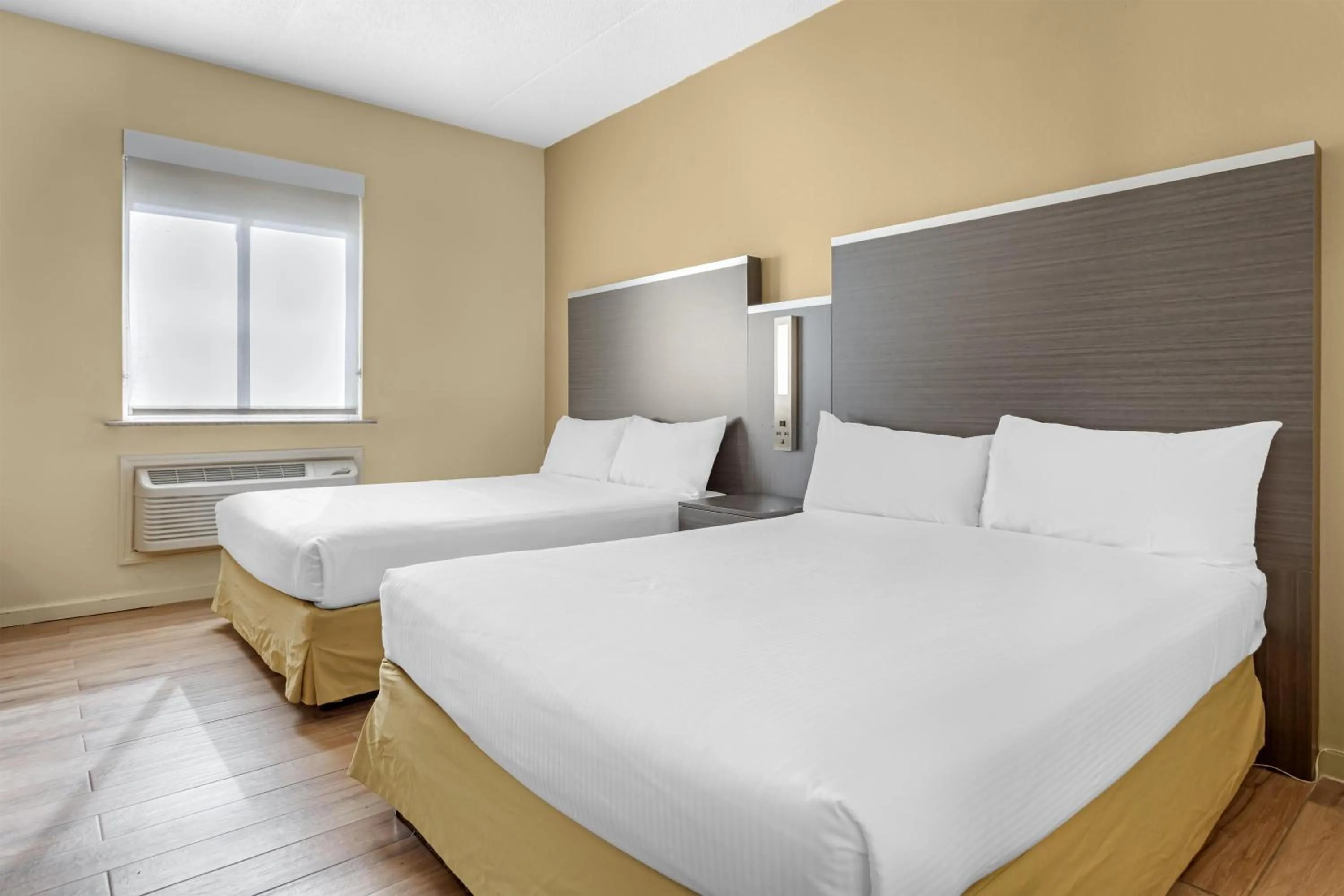 Bedroom, Bed in Best Western Jamaica Inn