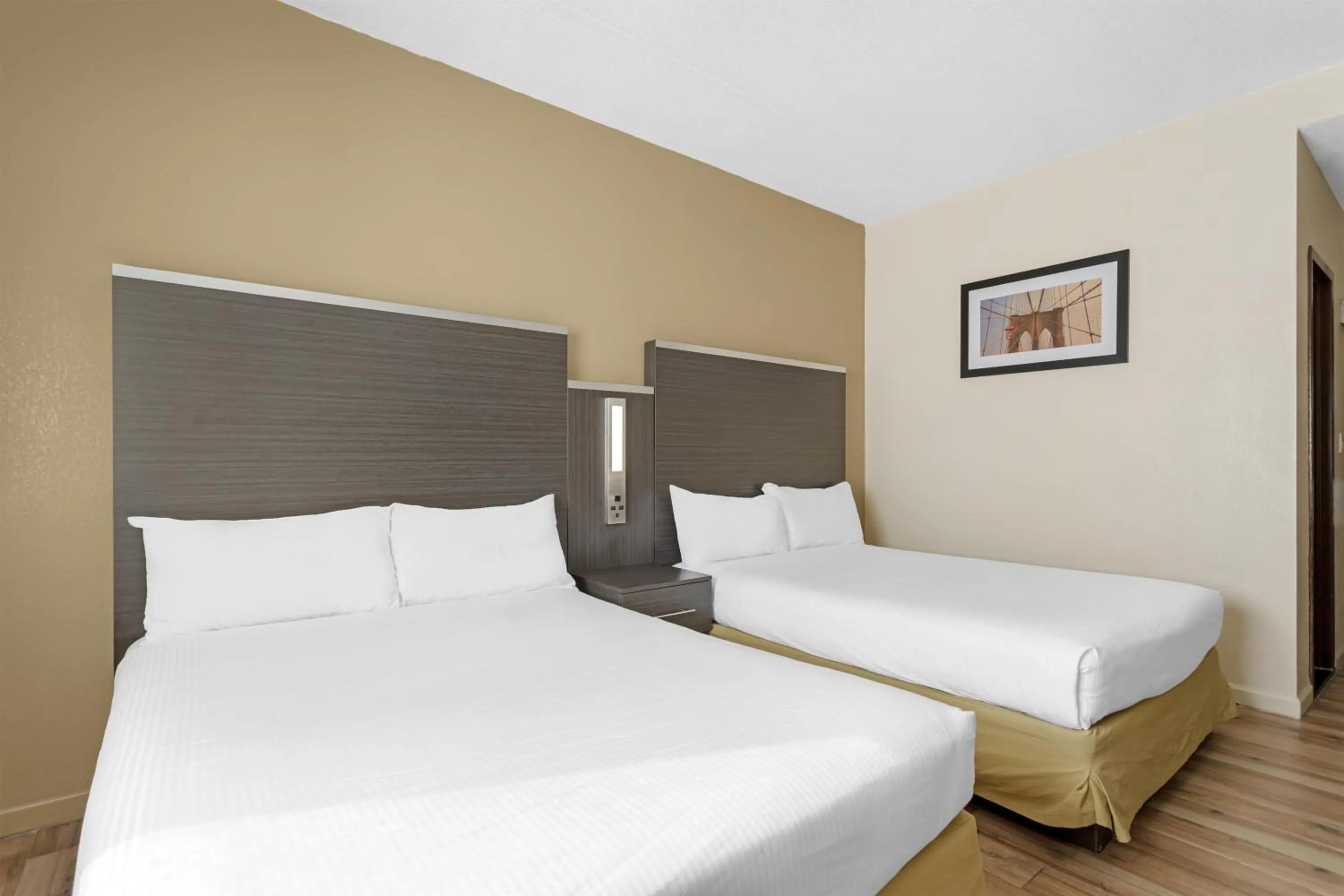 Bedroom, Bed in Best Western Jamaica Inn