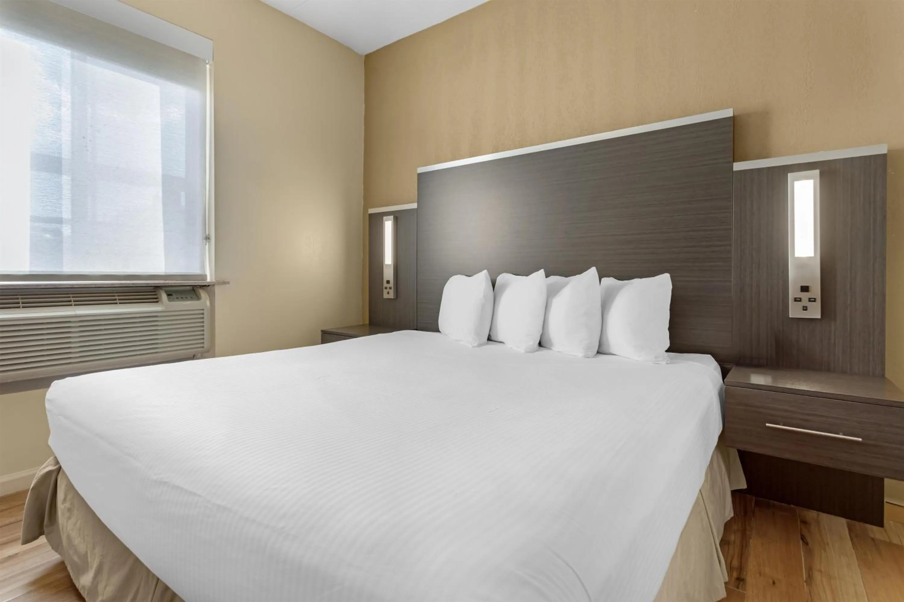 Bedroom, Bed in Best Western Jamaica Inn