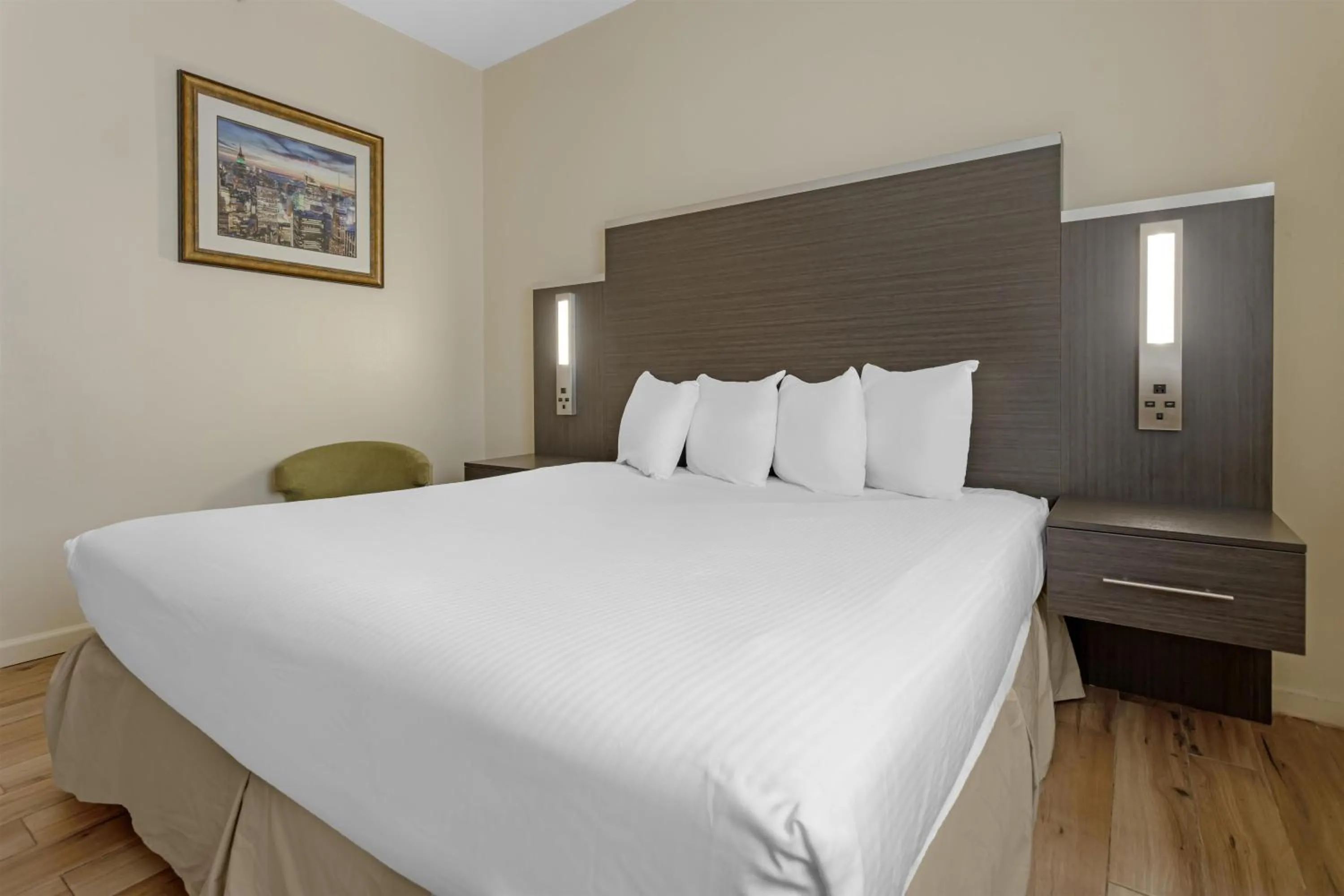 Bedroom, Bed in Best Western Jamaica Inn