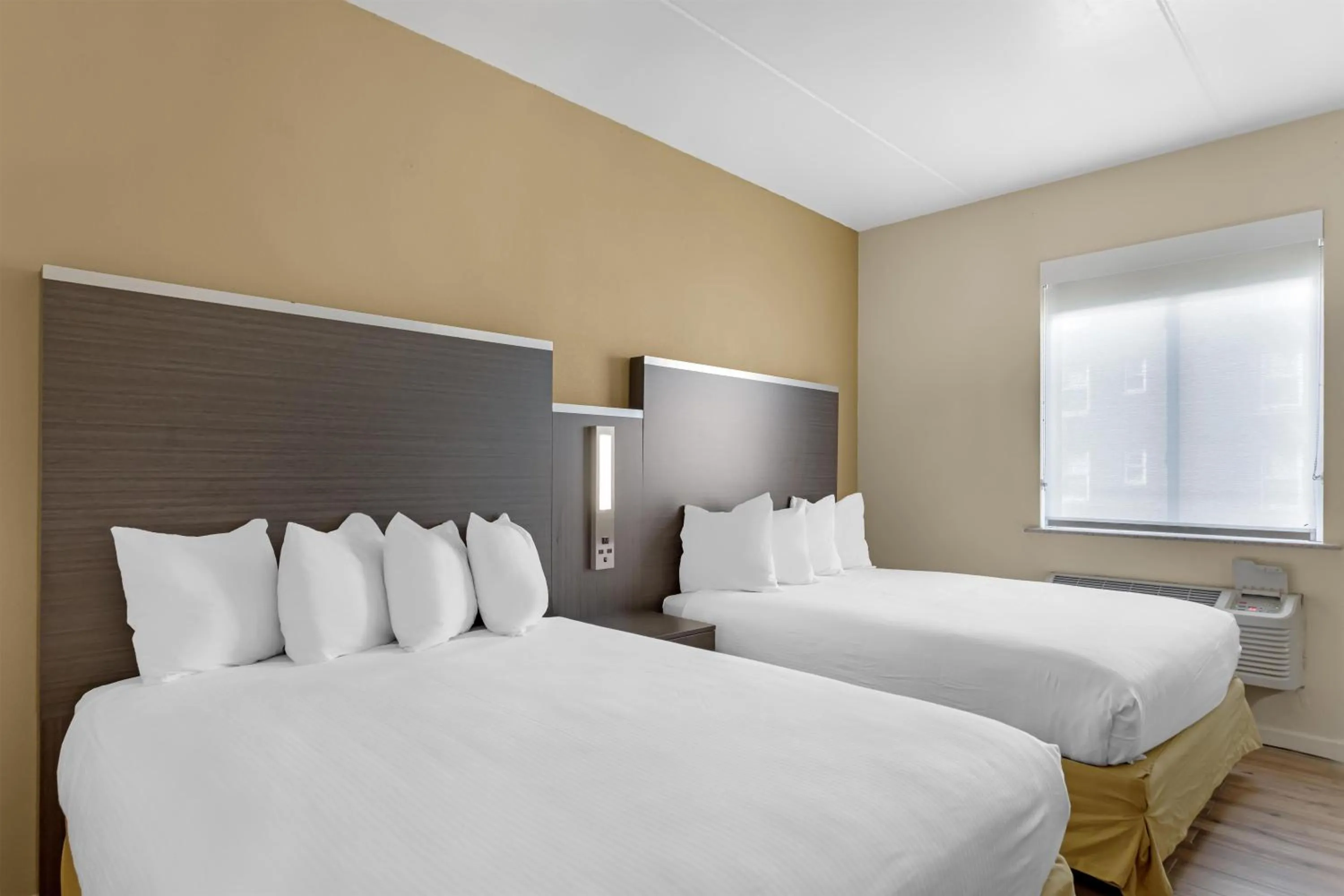 Bedroom, Bed in Best Western Jamaica Inn