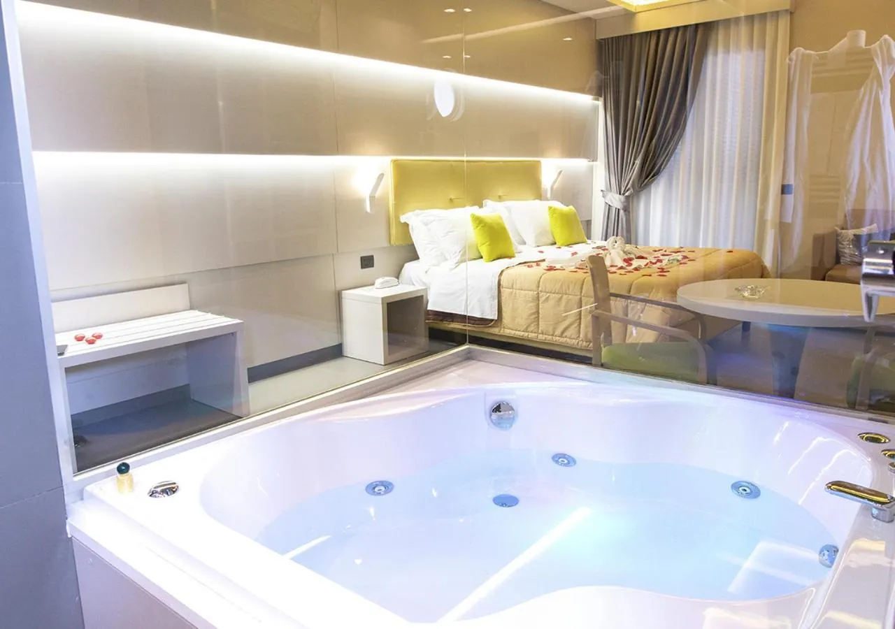 Hot Tub, Bed in Hotel Miramare