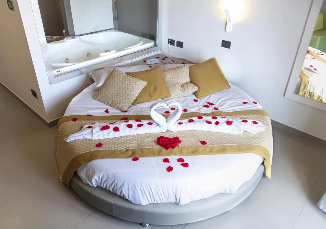 Hot Tub, Bed in Hotel Miramare