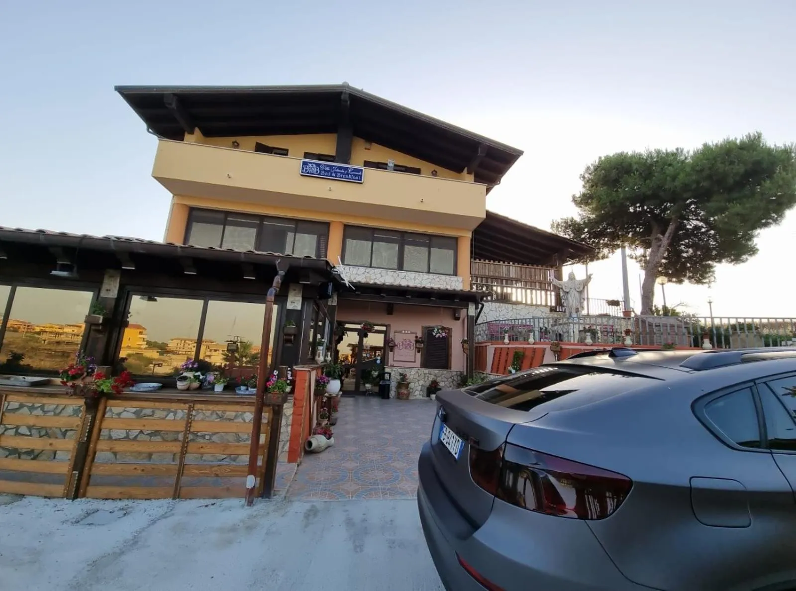 Property building in Villa Jolanda & Carmelo