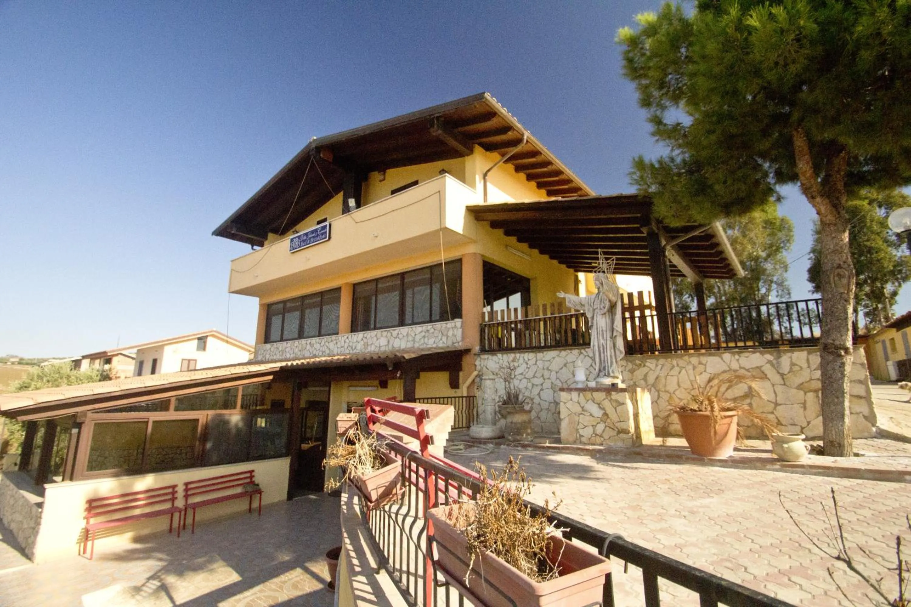 Property building in Villa Jolanda & Carmelo