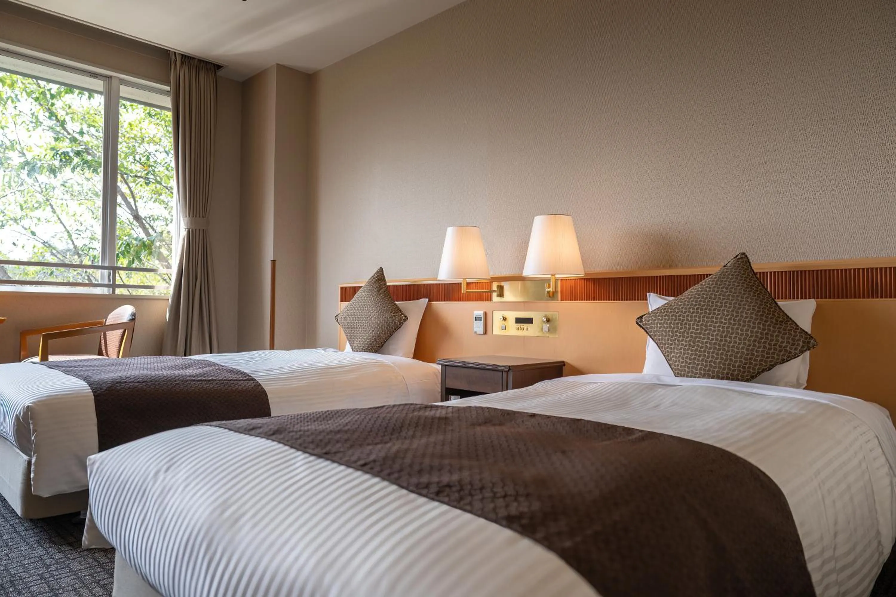 Bedroom, Bed in KAMENOI HOTEL Tondabayashi