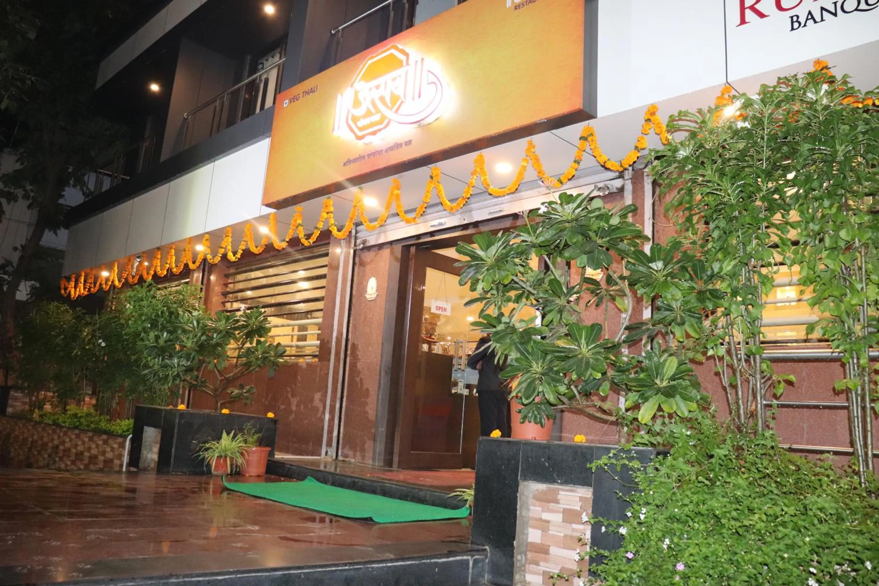 Restaurant/places to eat in Hotel Venkateshwar