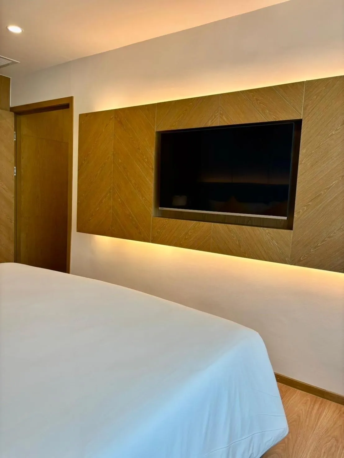 TV and multimedia, Bed in Wyndham La Vita Rawai Phuket