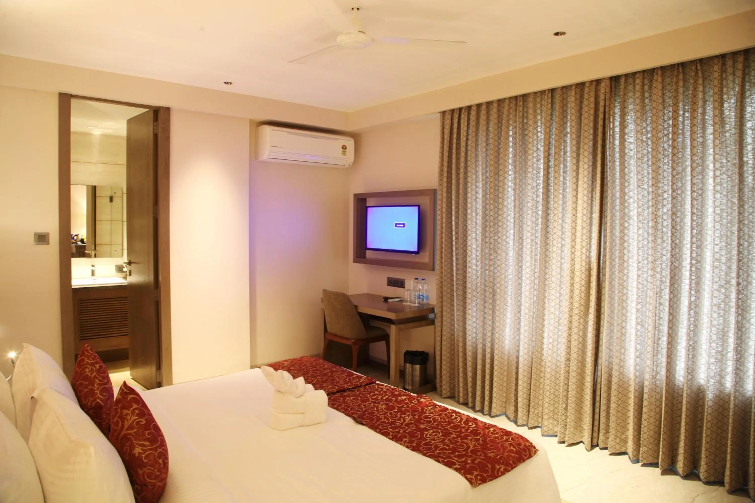 Bed in Hotel Grand Kadamba