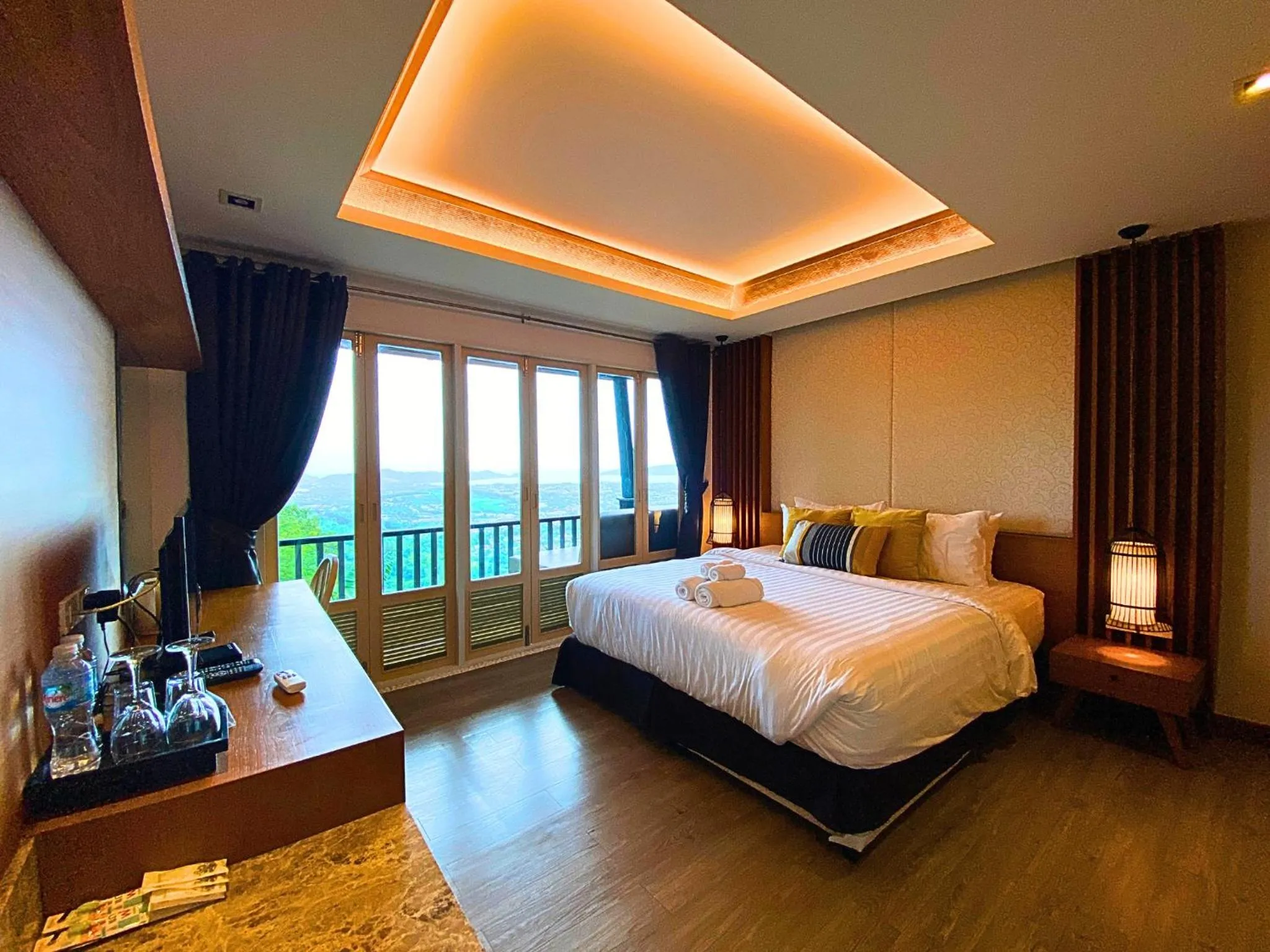 Photo of the whole room, Bed in Phuket View Coffee and Resort