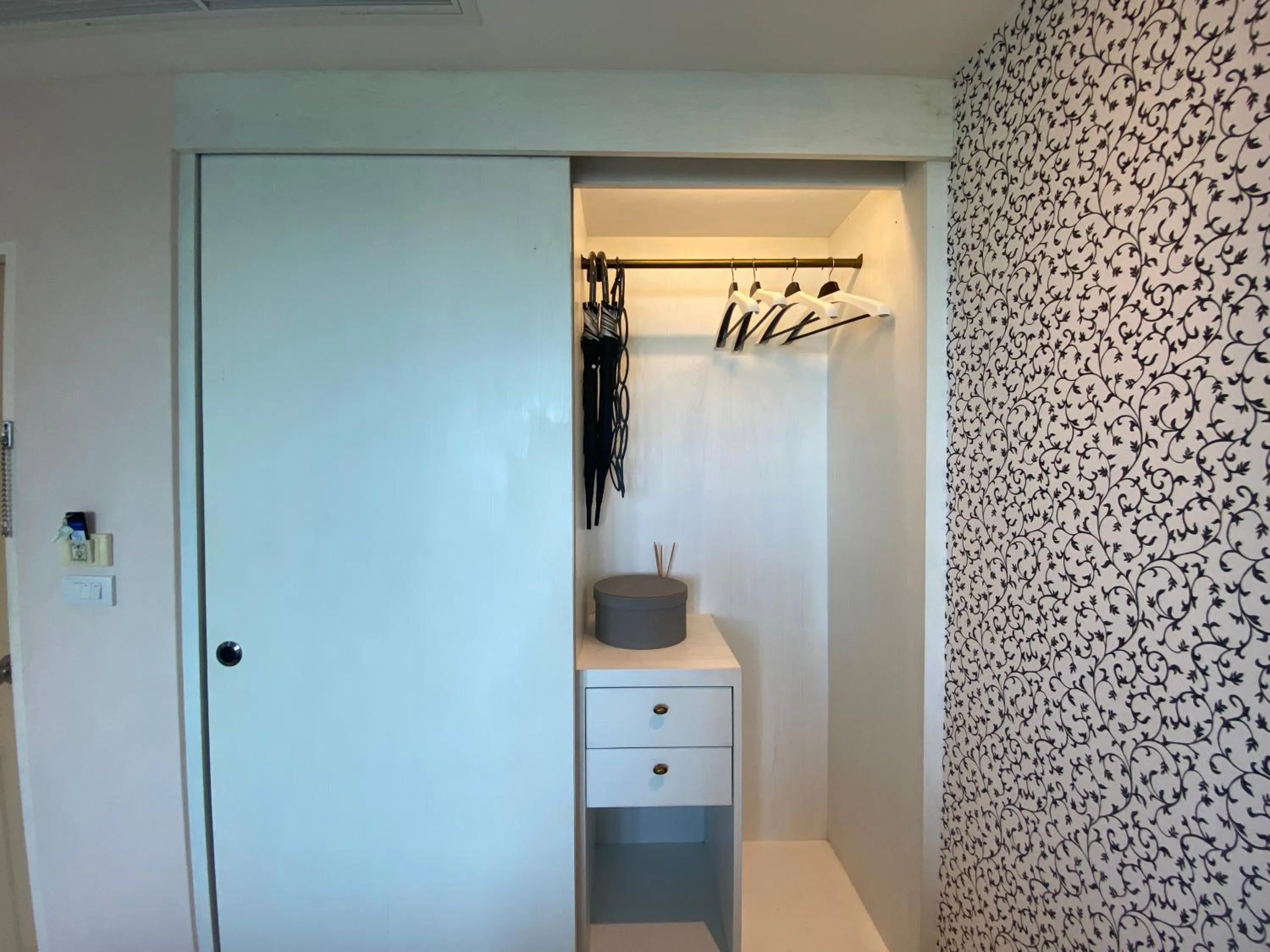 Photo of the whole room in Phuket View Coffee and Resort