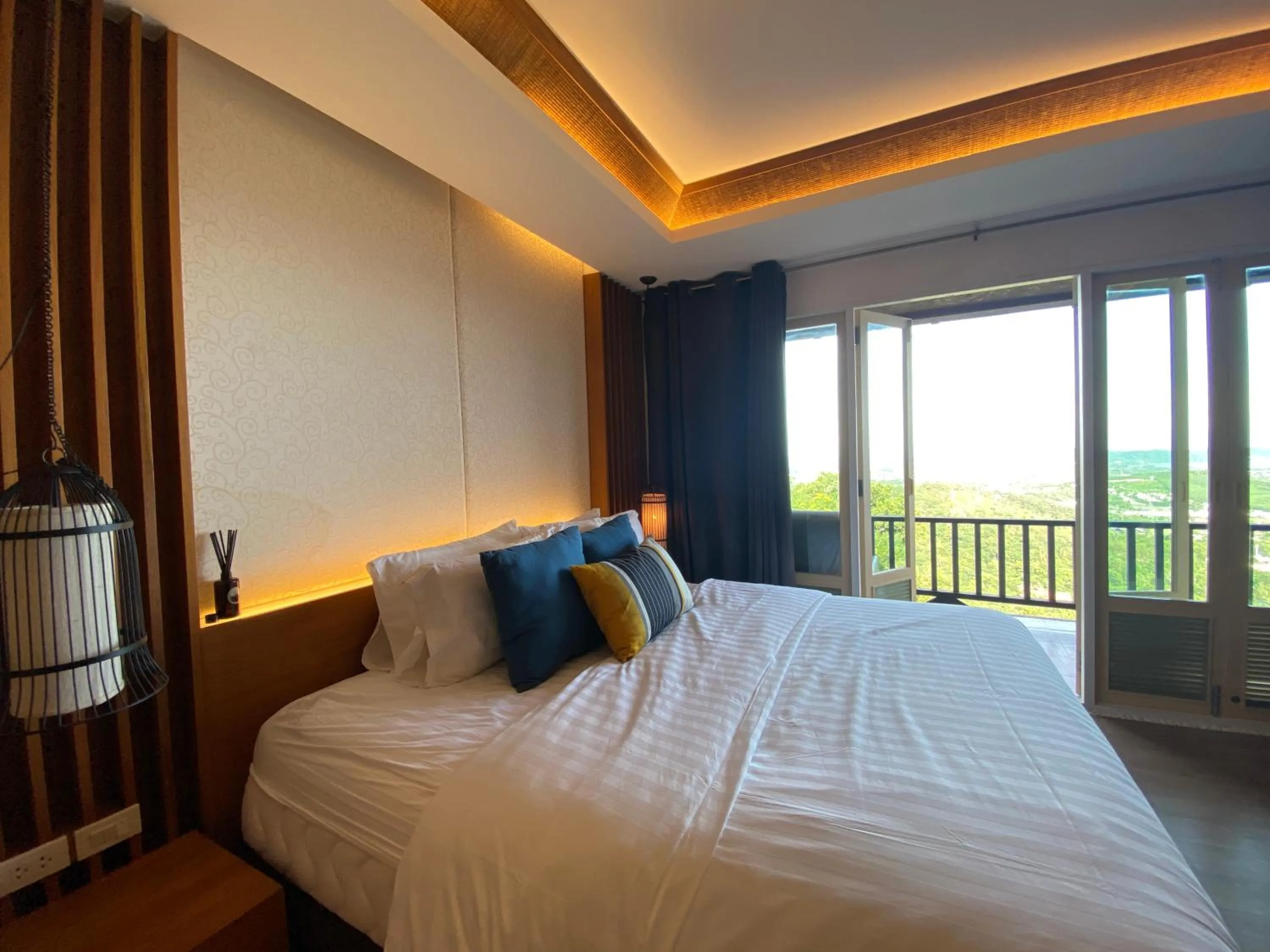 Bedroom, Bed in Phuket View Coffee and Resort