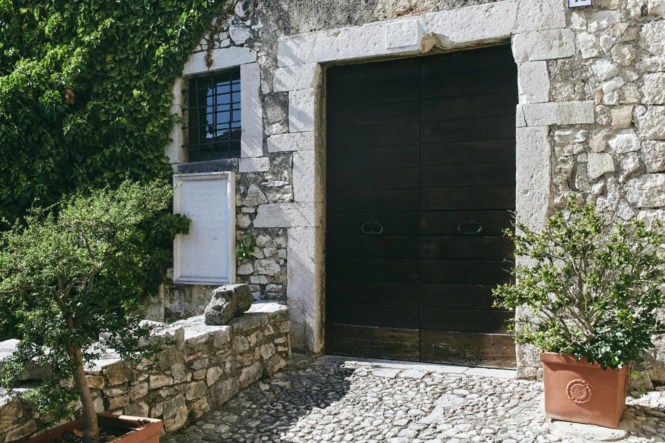 Text overlay in Albergo Diffuso Crispolti