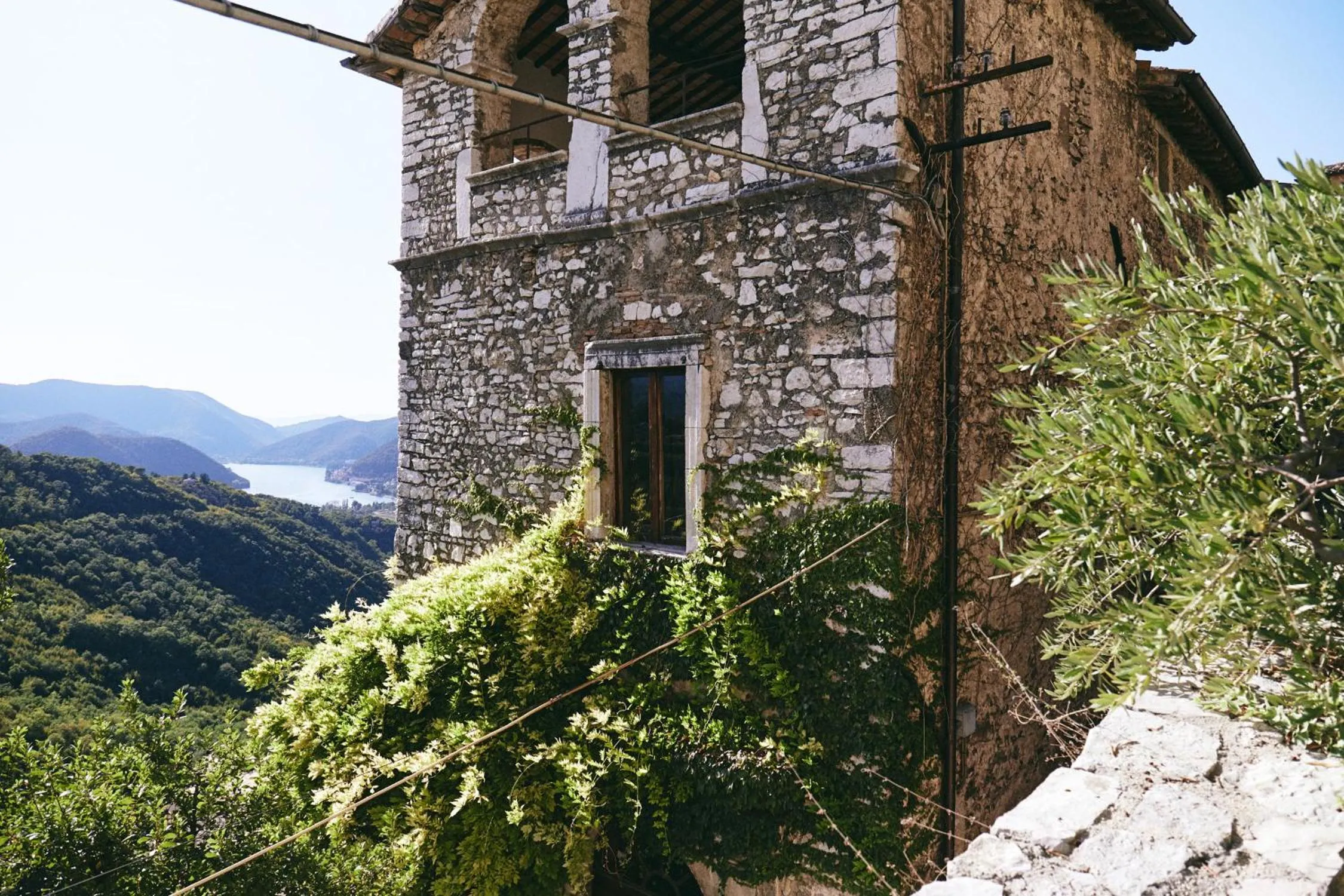 Text overlay in Albergo Diffuso Crispolti