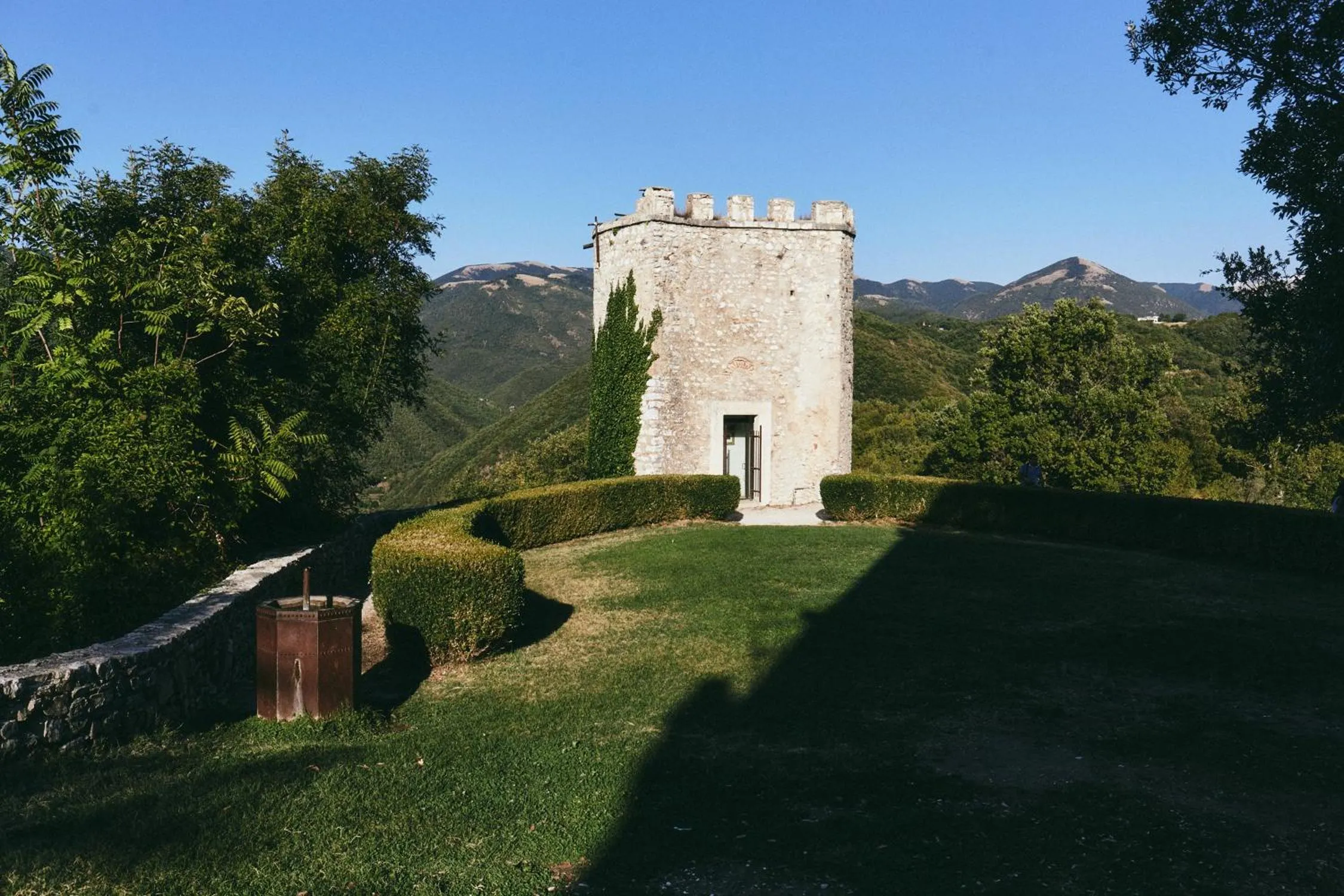 Text overlay in Albergo Diffuso Crispolti