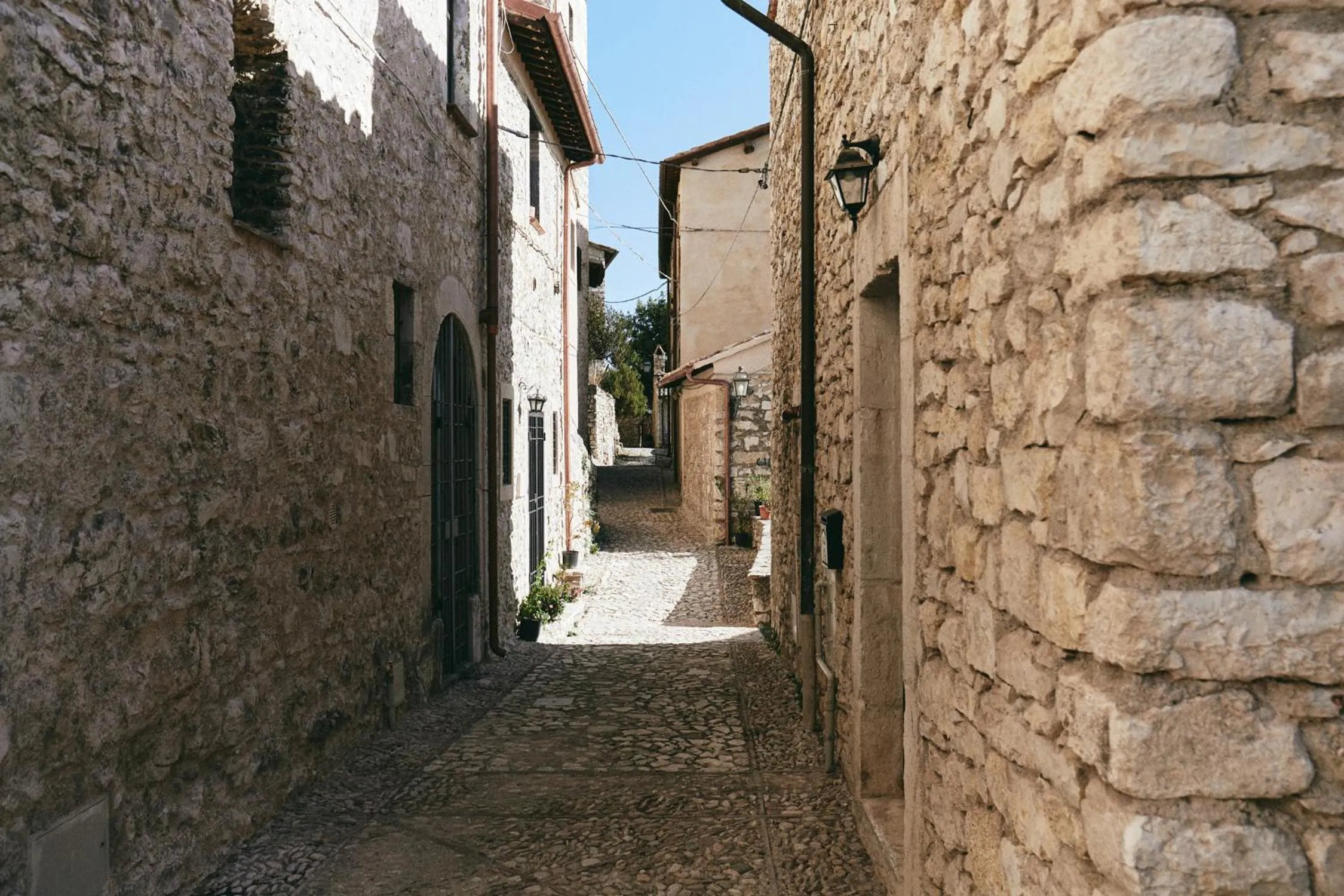 Text overlay in Albergo Diffuso Crispolti