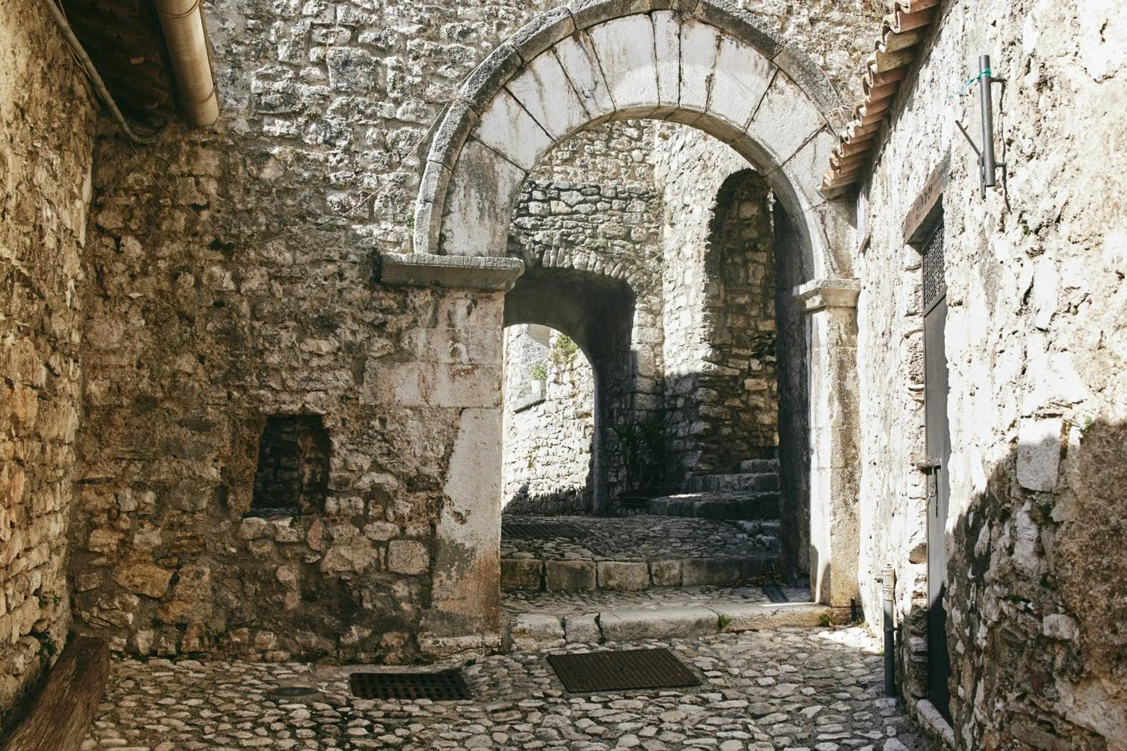Text overlay in Albergo Diffuso Crispolti