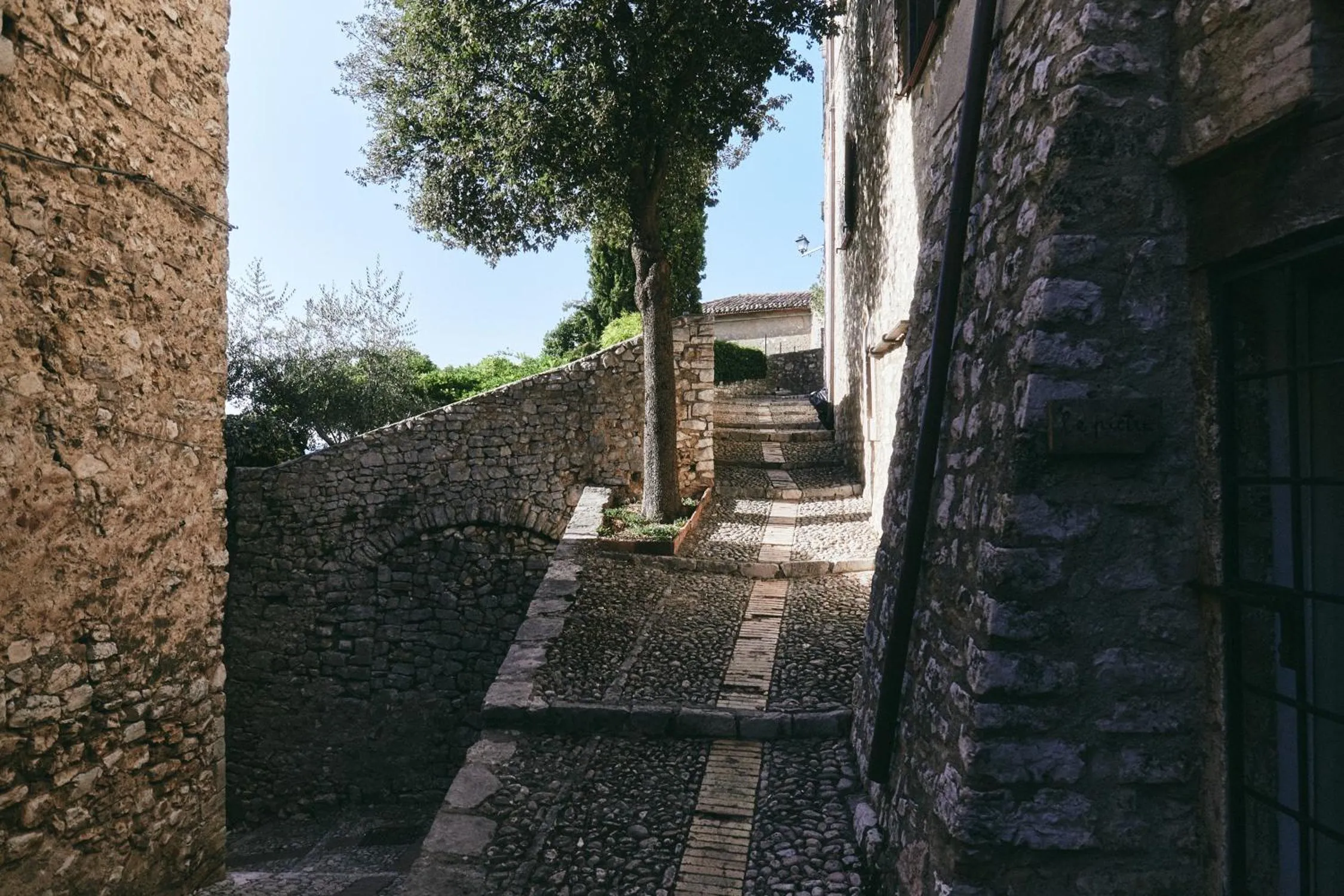 Text overlay in Albergo Diffuso Crispolti