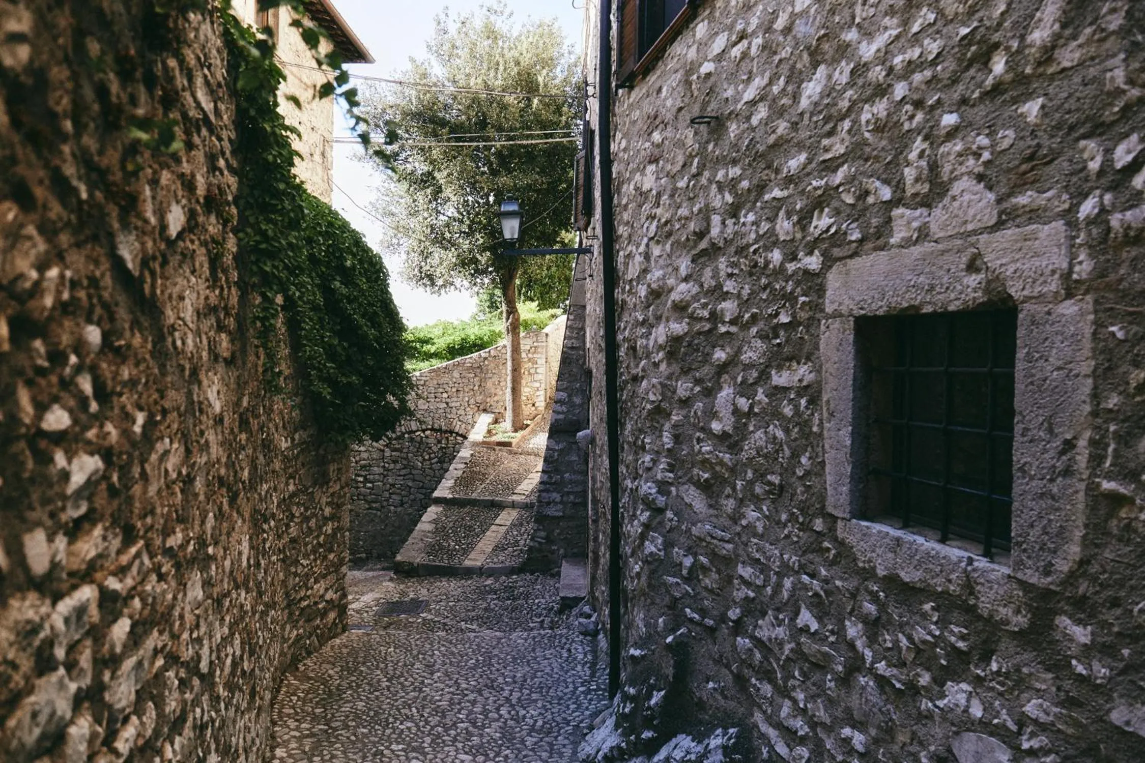 Text overlay in Albergo Diffuso Crispolti