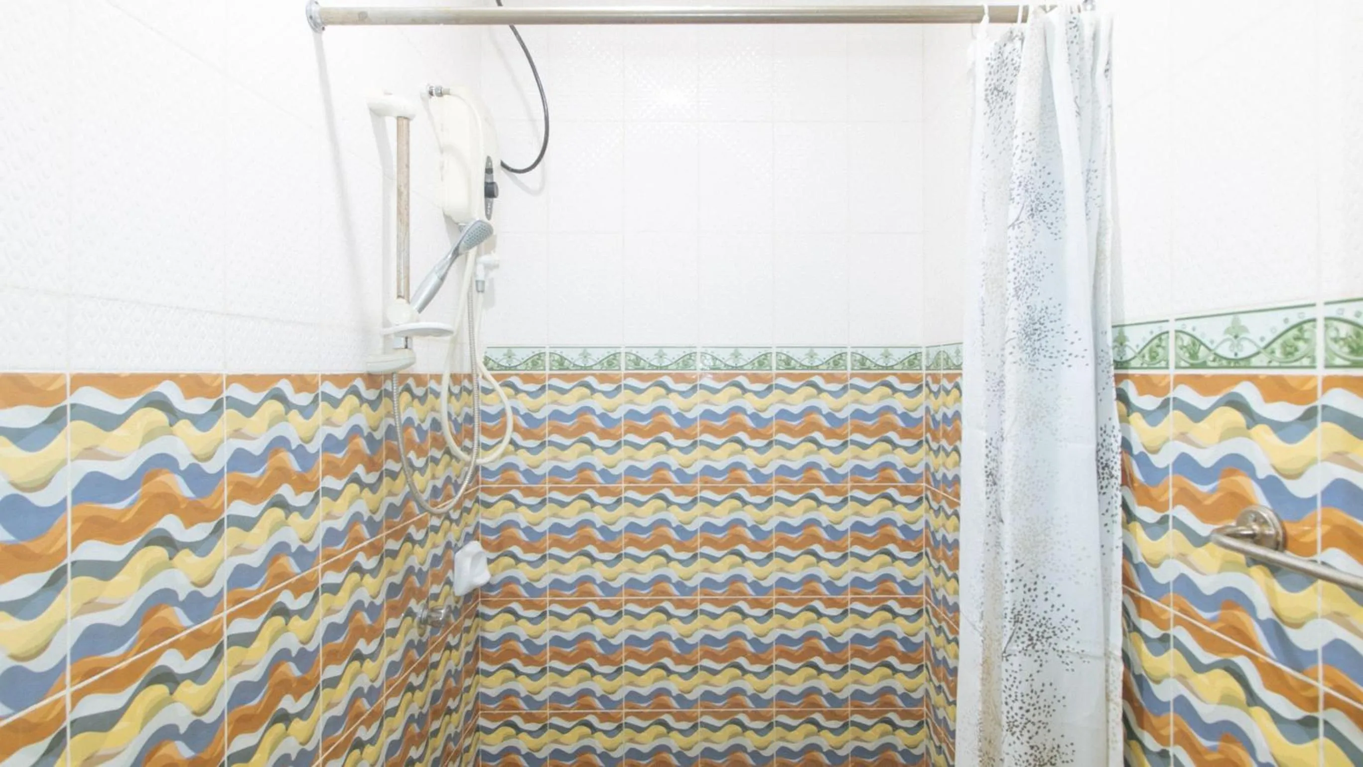 Shower in RedDoorz near Talisay District Hospital