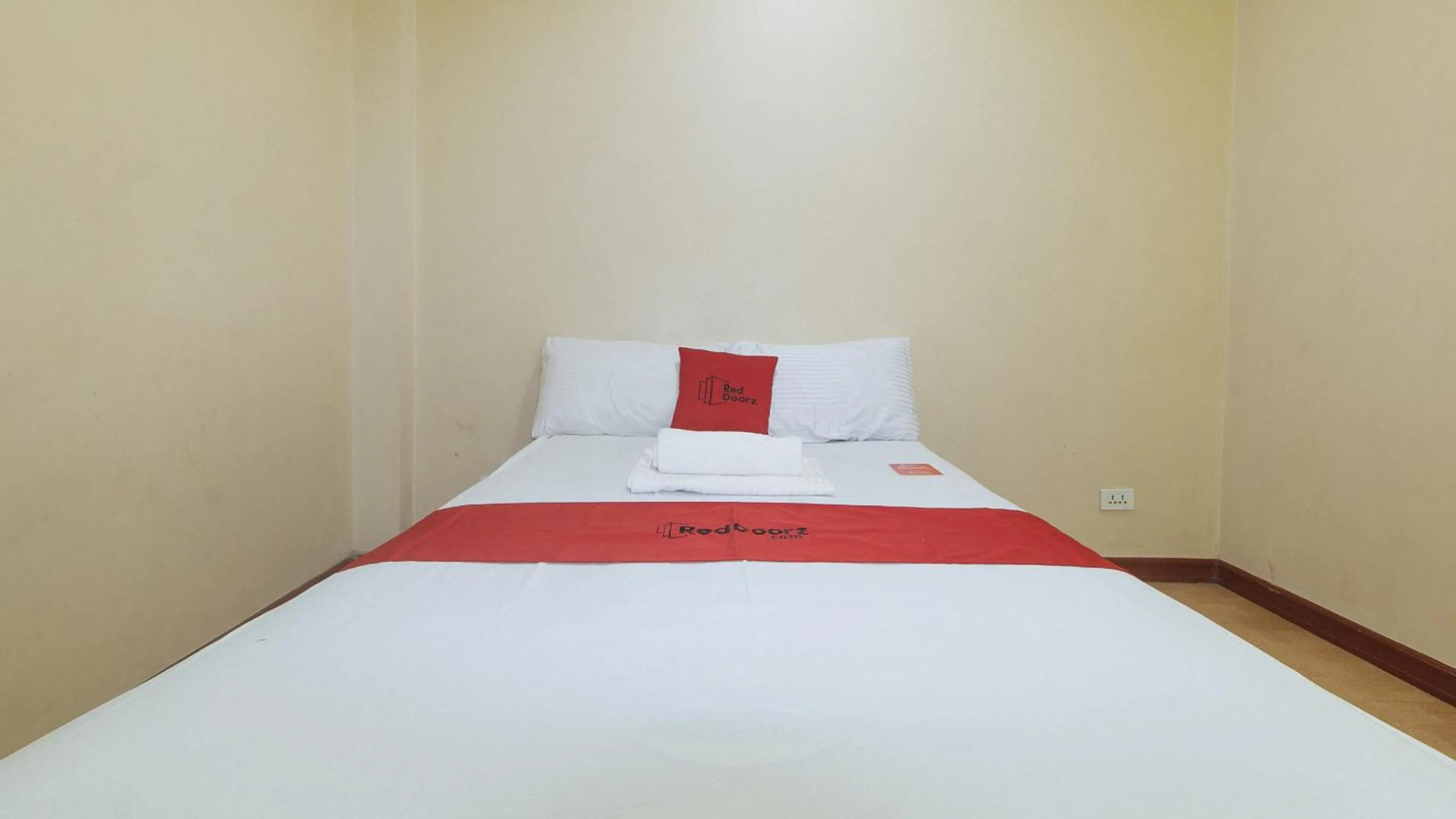 Bed in RedDoorz near Talisay District Hospital