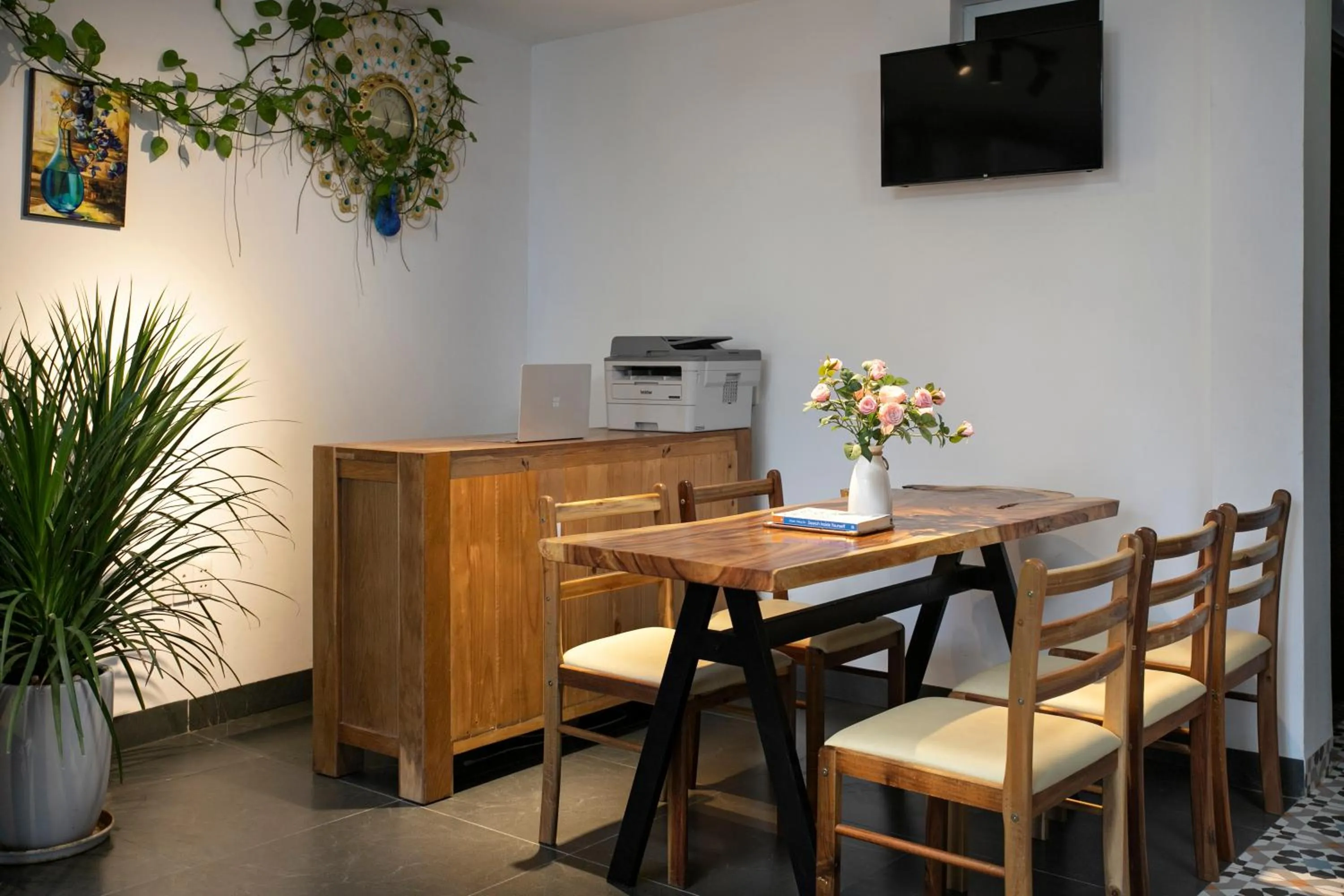 Communal lounge/ TV room in HAMA Boutique Home