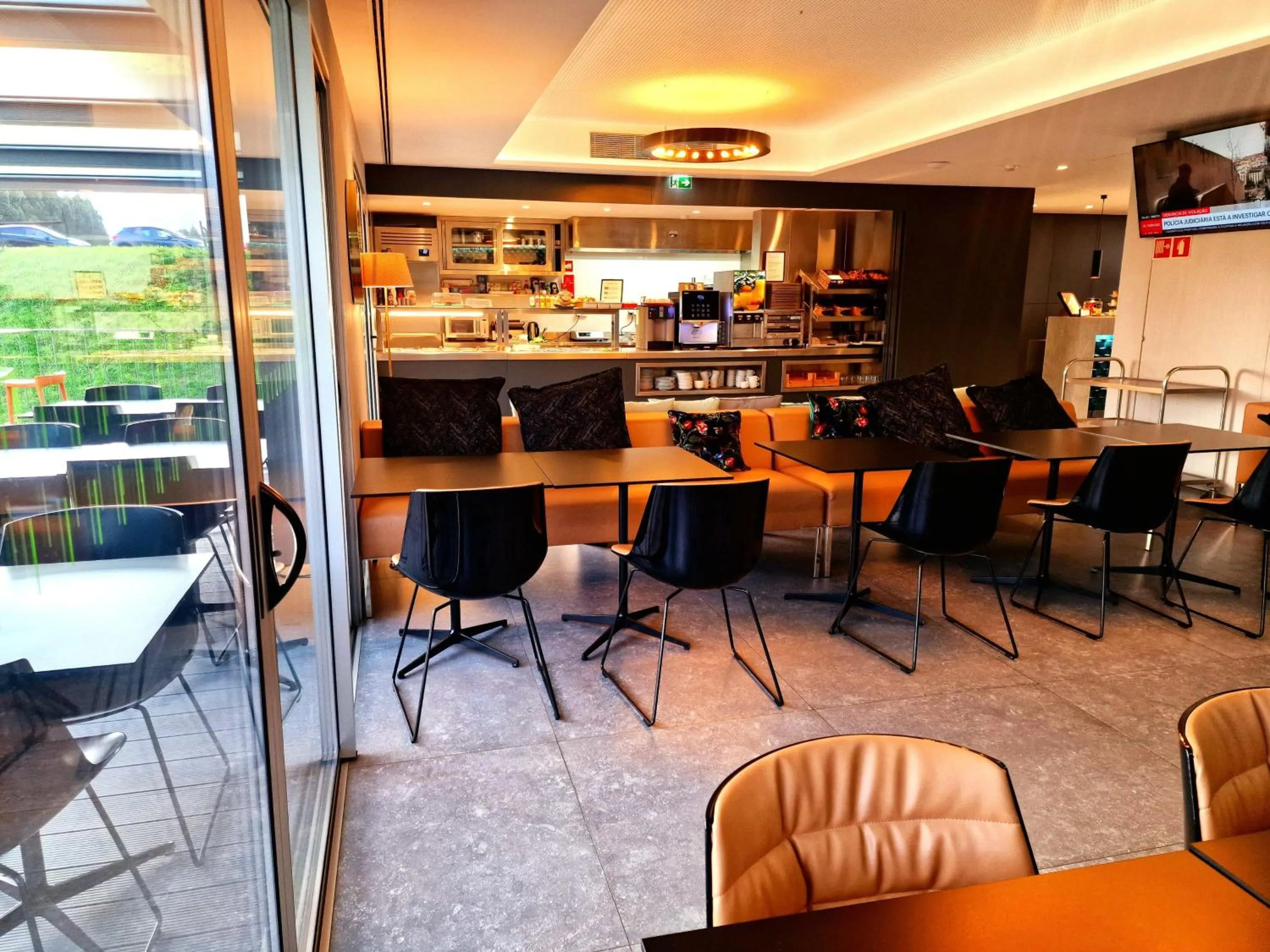 Buffet breakfast in Hotel 3K Porto Aeroporto