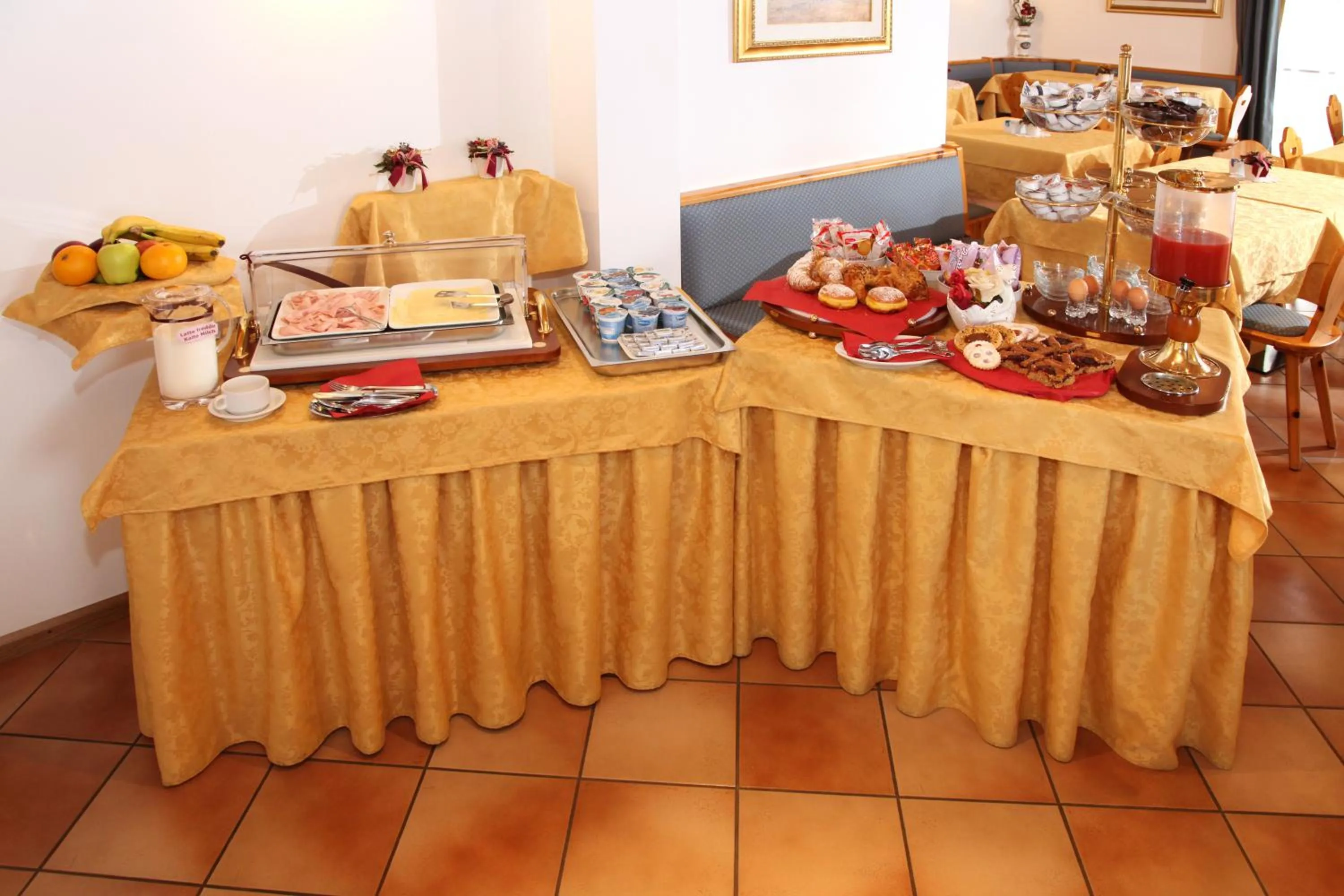 Buffet breakfast in Garni Manuela