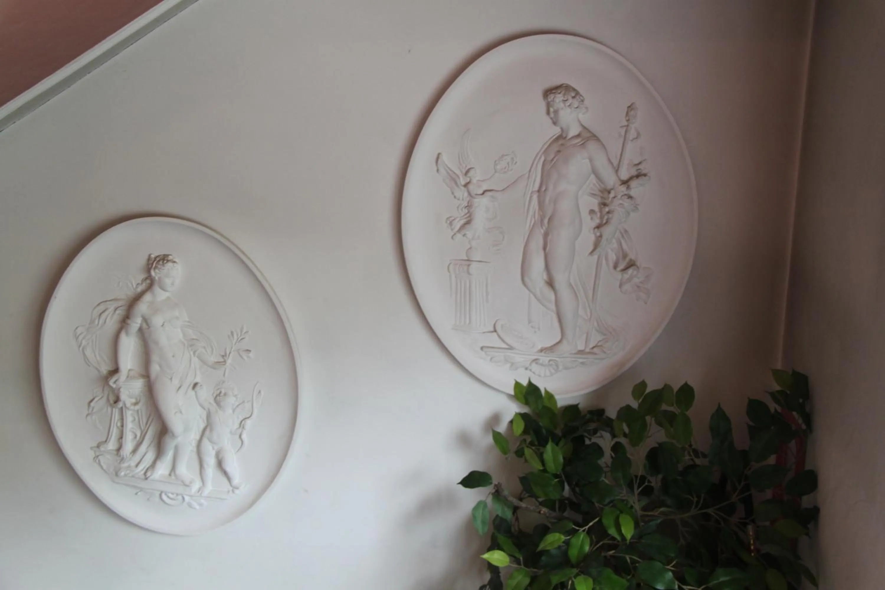 Decorative detail in Garnì Goccia d'Oro