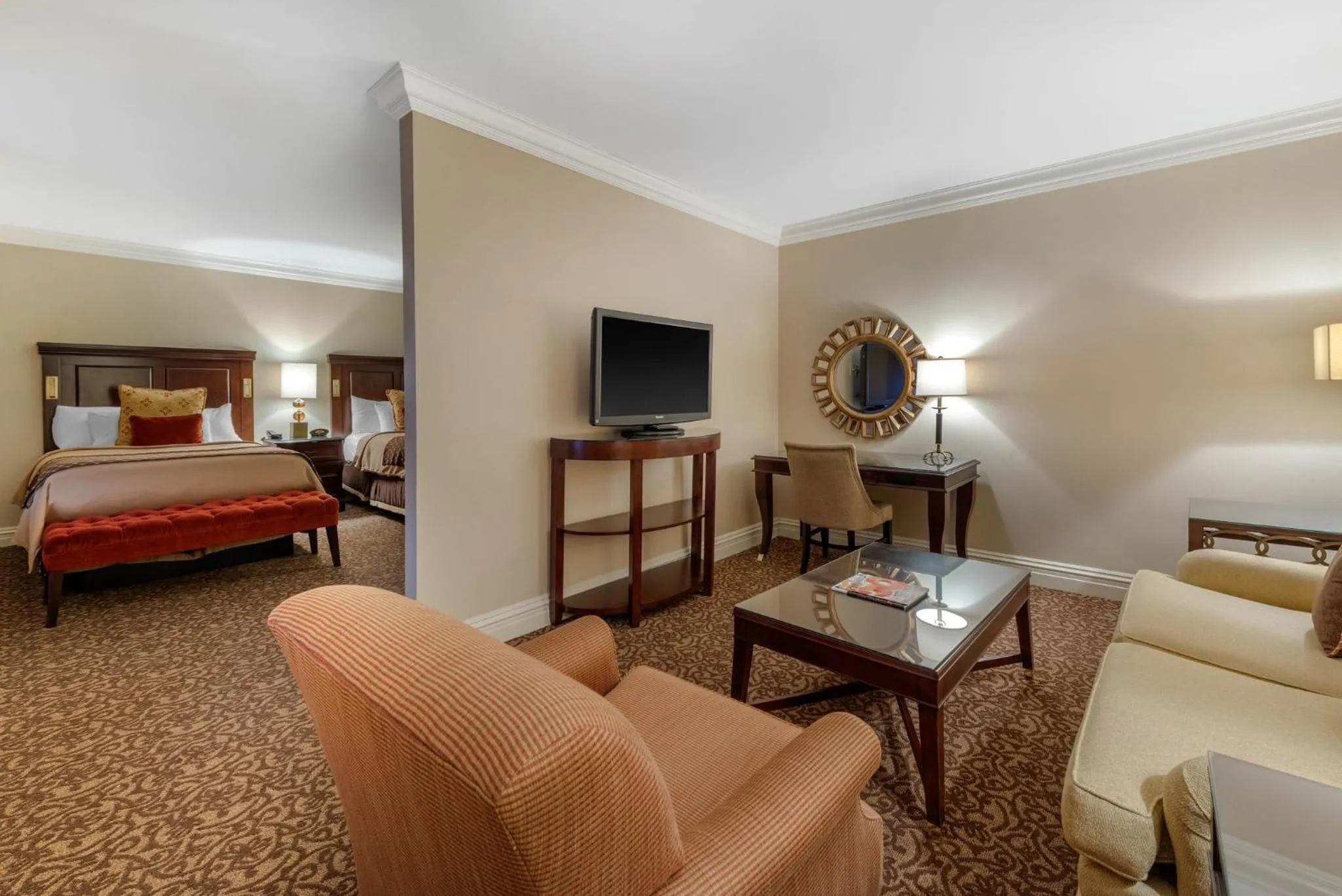 Photo of the whole room, Bed in Omni William Penn Hotel