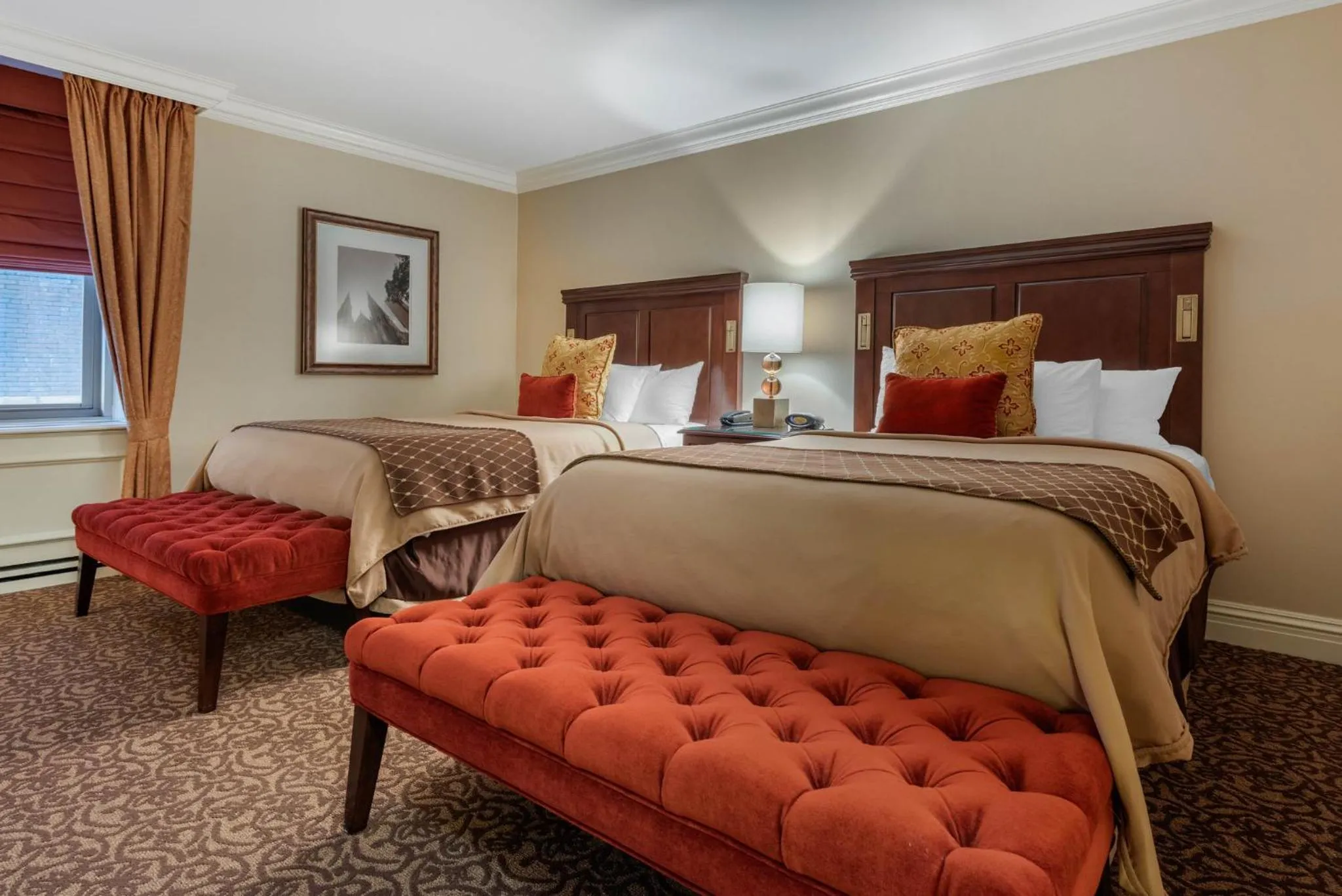 Photo of the whole room, Bed in Omni William Penn Hotel