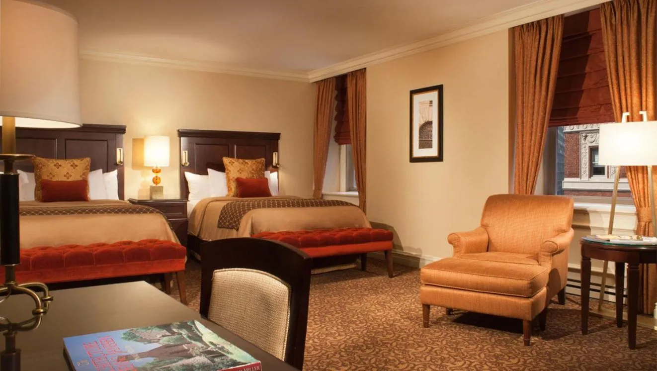 Photo of the whole room, Bed in Omni William Penn Hotel