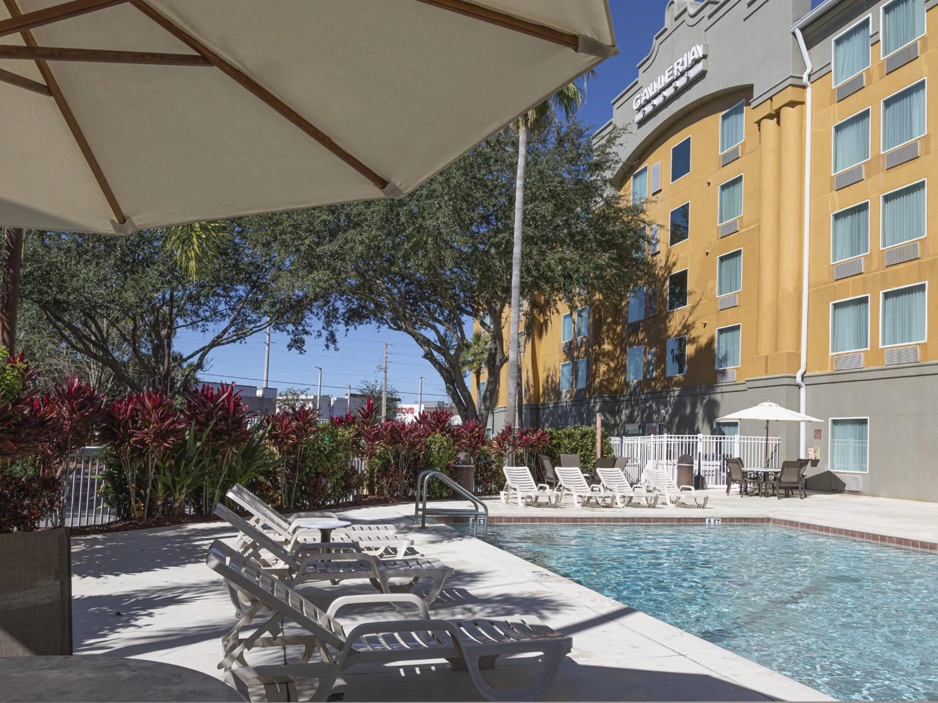Property building in Galleria Palms Orlando - Free Theme Park Shuttles