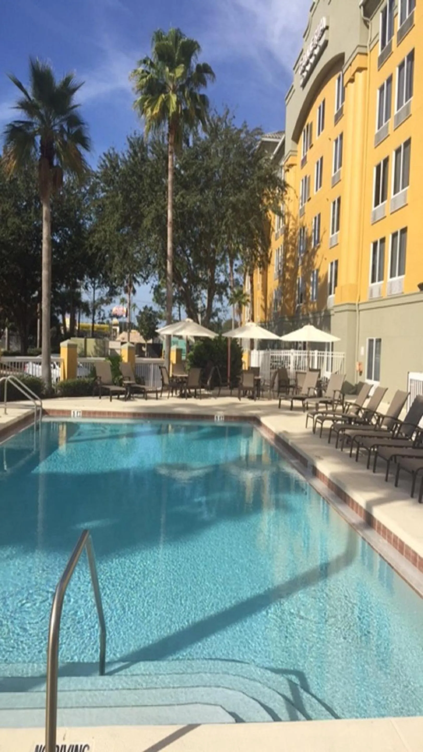 Property building in Galleria Palms Orlando - Free Theme Park Shuttles