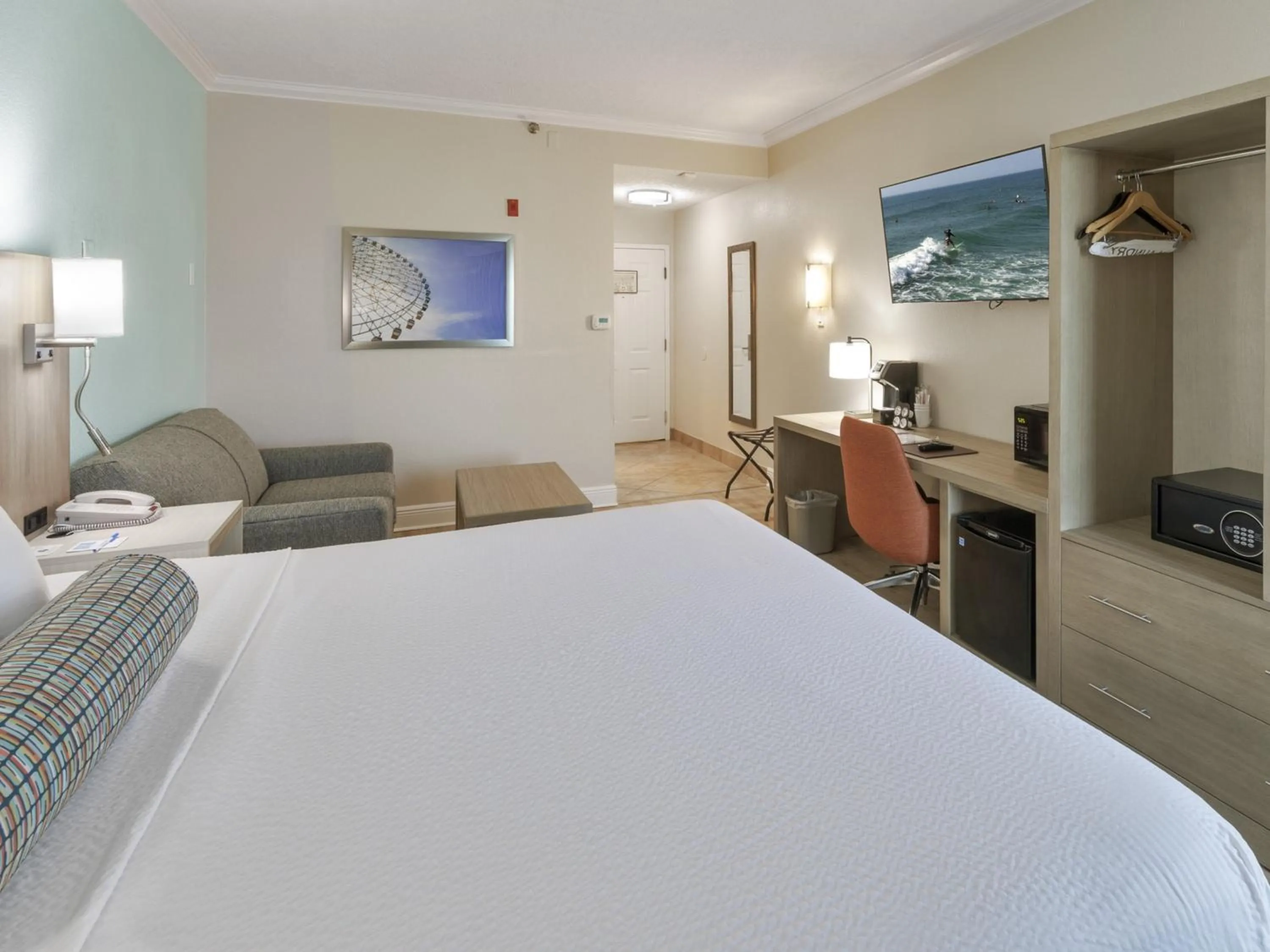 Coffee/tea facilities, Bed in Galleria Palms Orlando - Free Theme Park Shuttles