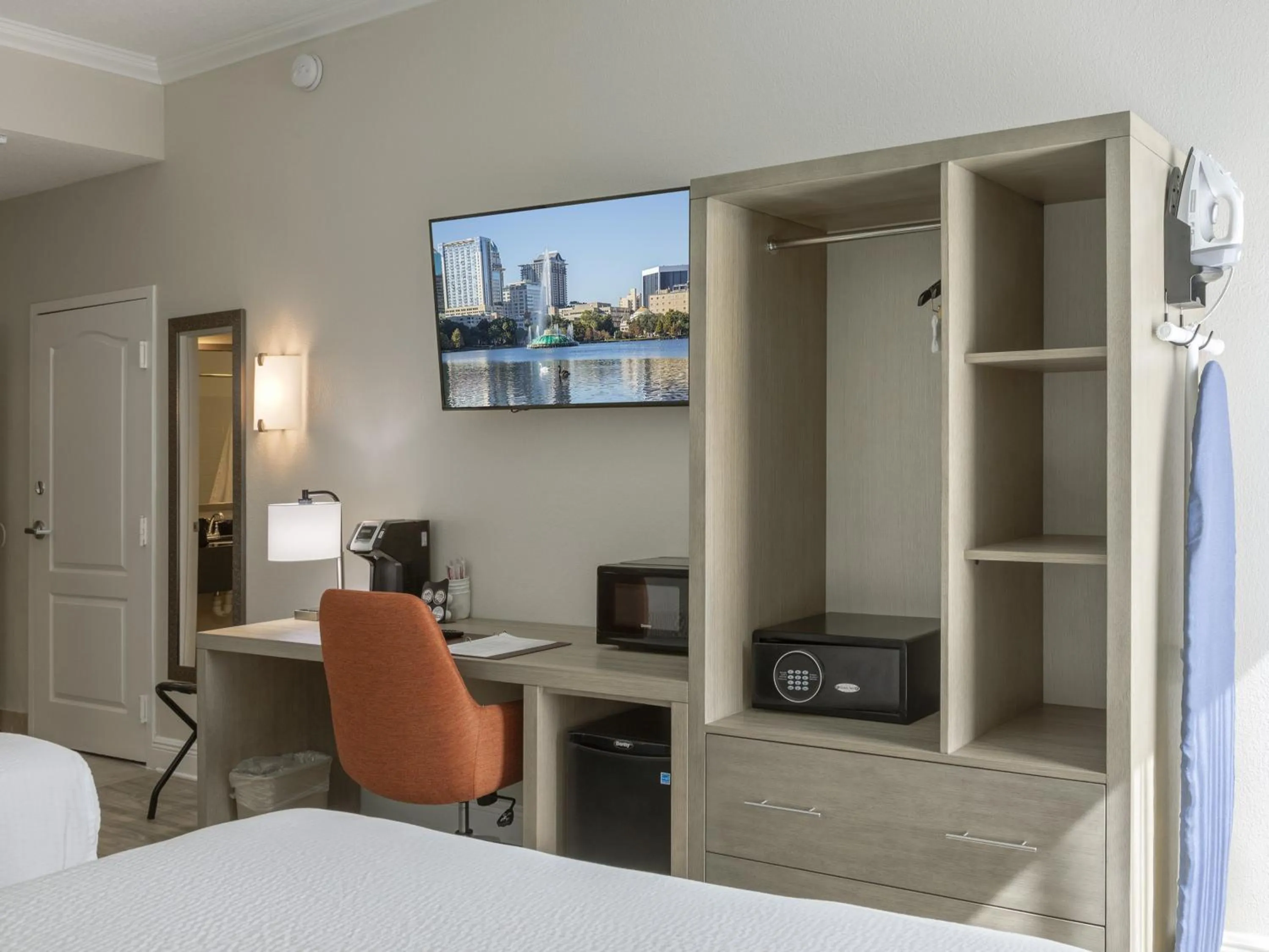 TV and multimedia, Bed in Galleria Palms Orlando - Free Theme Park Shuttles